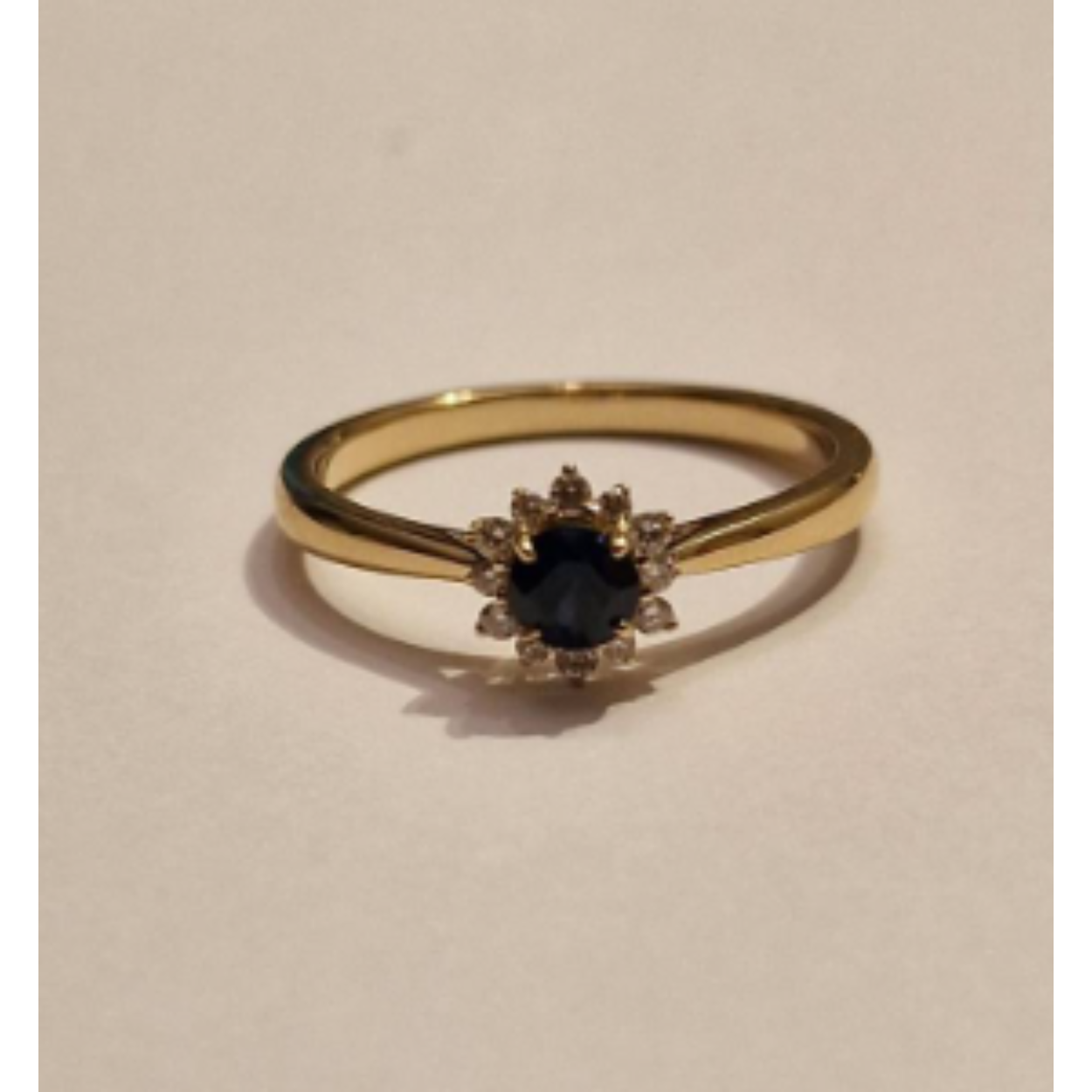 14k geelgouden rozetring met ronde saffier van 4mm en diamant