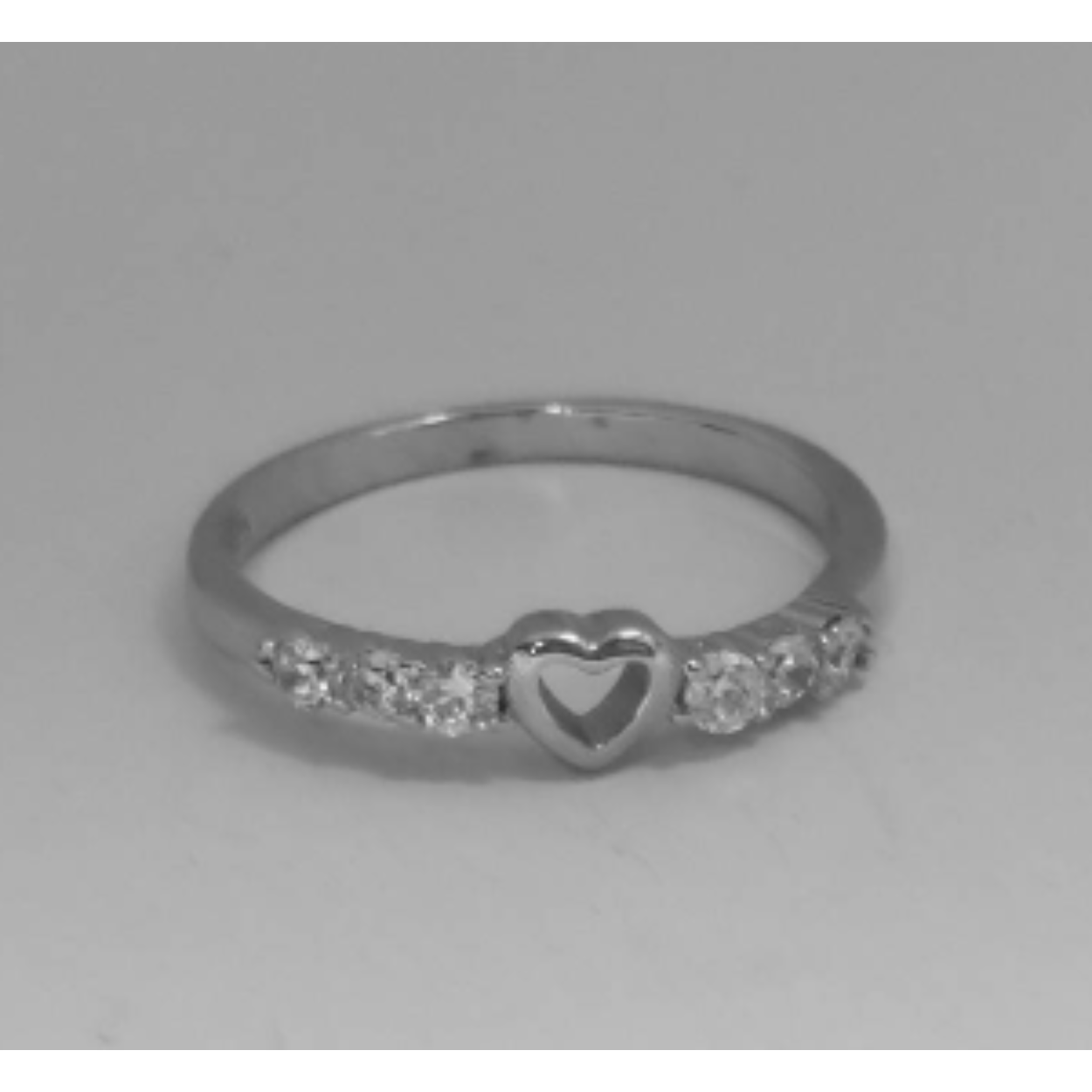 Zilveren ring met open hartje & zirkonia in gedeelde klauwzetting 