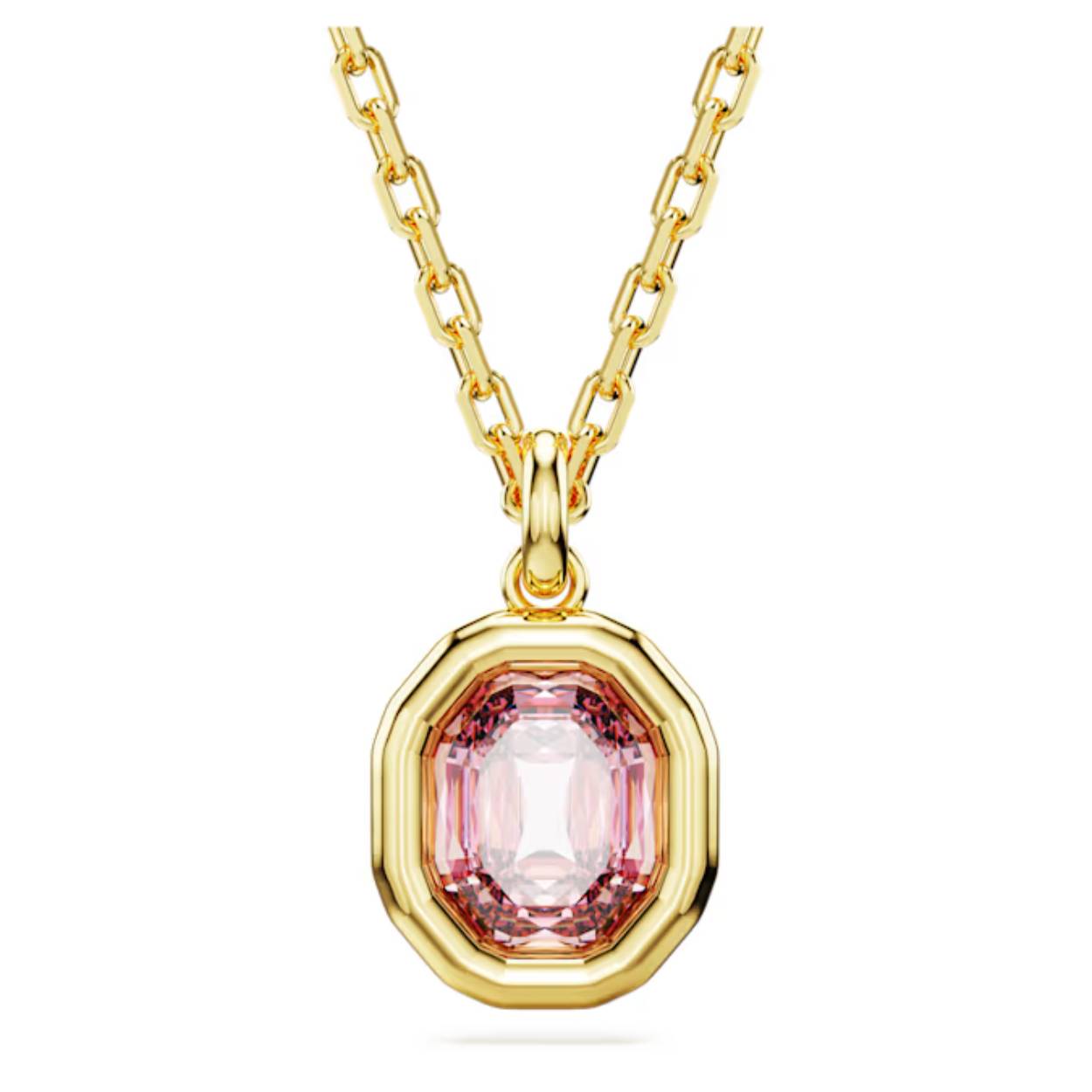 Deze Imber-hanger is eenvoudig maar betoverend en geeft elke outfit een opgewekt accent. Het ontwerp met goudkleurige toplaag wordt gedragen aan een delicate ketting en bestaat uit een roze kristal in Octagon-slijpvorm in een verfijnde bezelzetting. In het verlengstuk prijkt een Swarovski Zirkonia om extra licht te vangen. Geef dit sieraad cadeau aan een geliefde voor een speciale gelegenheid of viering.
Artikelnr.: 5682531
Collectie:  Imber
Lengte (minimum - maximum): 42 - 49 cm
Formaat motief: 3 x 1.8 cm
Materiaal:  Kristallen, Goudkleurige toplaag, Zirkonia
Kleur:  Roze
Type sluiting:  Karabijn