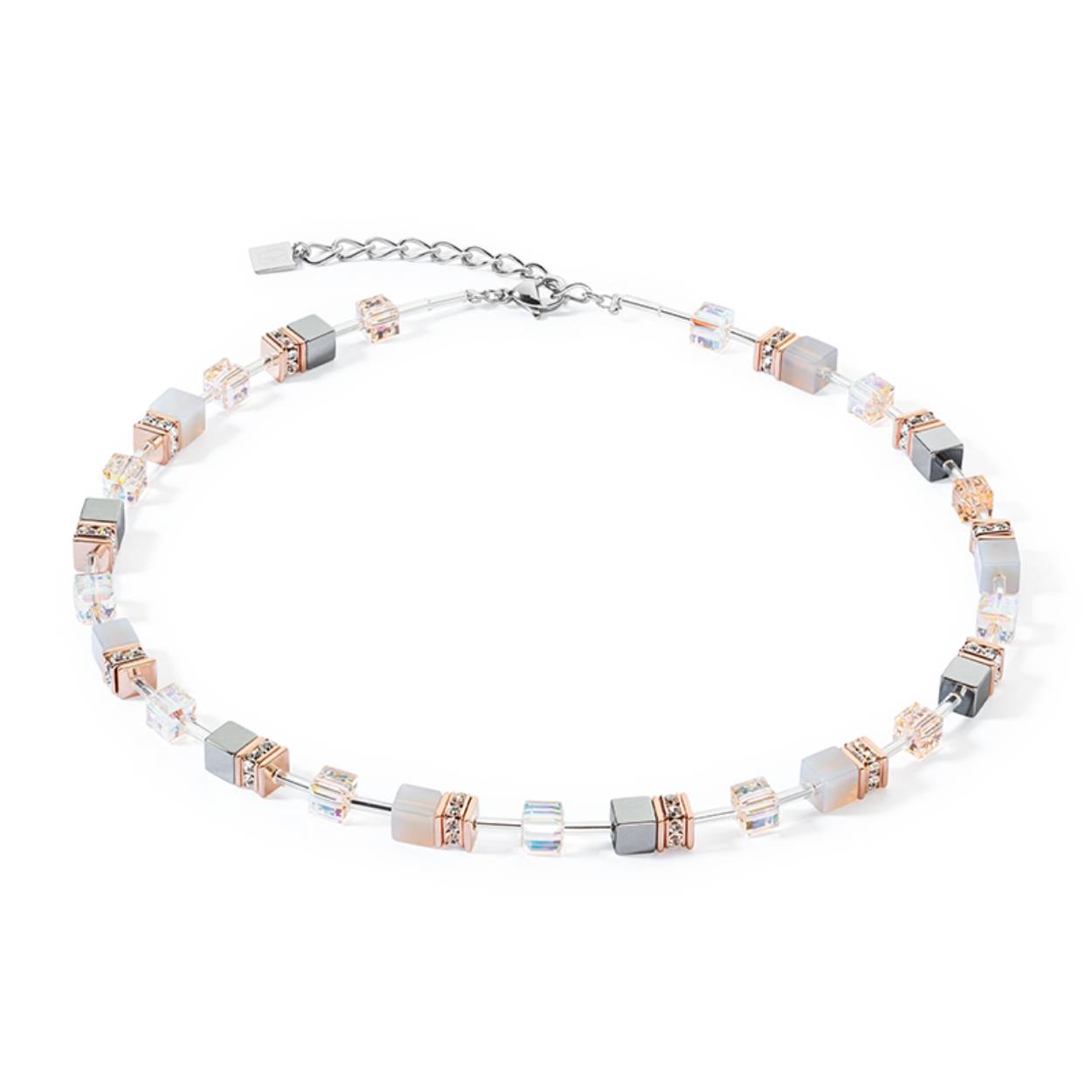 Deze ketting met artikelnummer 4017/10-0235 is &eacute;&eacute;n van de mooiste kettingen van Coeur de Lion. Dit collier is gemaakt voor de Geocube-collectie.

Met een lengte van 42 cm t/m 48 cm (verstelbaar - alle maten) is deze ketting voor veel dames perfect. Door zijn mooie look zal dit collier bovendien bij alle dames prachtig staan. De breedte van 6 mm heeft daarnaast een sierlijk uiterlijk, maar is verder ook erg stevig.

Om het geheel helemaal af te werken is er vervolgens een mooi glanzend oppervlak toegepast. De karabijnsluiting heeft een mooi formaat, en is erg stevig en makkelijk in gebruik.

Ingezet met prachtige agaat, hematiet, kristal en strass is deze ketting echt een sieraad om elke dag weer van te genieten. De kleur van de agaat, hematiet, kristal en strass is grijs, oranje en transparant, een mooie aanvulling op elke kledingkast.