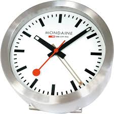 Mondaine M997.MCAL.16SBB Desk Clock 
De design miniklok uit de Mondaine Clock serie is een stijlvol klokje. De wijzers zijn lichtgevend, waardoor ook in het donker de tijd is af te lezen. Deze miniklok heeft alarm, gehard mineraalglas en een doorsnede van 12,5 cm. Dit klokje is een stijlvol designvoorwerp voor professionals met cli&euml;nten tegenover zich aan het bureau, waarbij ze niet op hun horloge kunnen kijken terwijl ze toch de tijd in de gaten kunnen houden. De miniklok kan zowel op het bureau staan als aan de wand hangen.

HET MERK 
The Official Swiss Railway Watch. Gebaseerd op de offici&euml;le stationsklok van de Zwitserse spoorwegen, is 30 jaar geleden de horlogelijn onder het merk Mondaine opgezet. Zwitserse kwaliteitsuurwerken, net zo punctueel als de Zwitserse treinen. 
Een echte design klassieker met een unieke wijzerplaat en de wereldberoemde rode secondewijzer met bolletje. Herkenbaar uit duizenden.

SPECIFICATIES
- Alarm
- Lichtgevende wijzers
- Gehard mineraalglas
- Ronde kastvorm, &Oslash; 12,5 cm
- Matte aluminium kast
- Witte wijzerplaat van de originele stationsklok