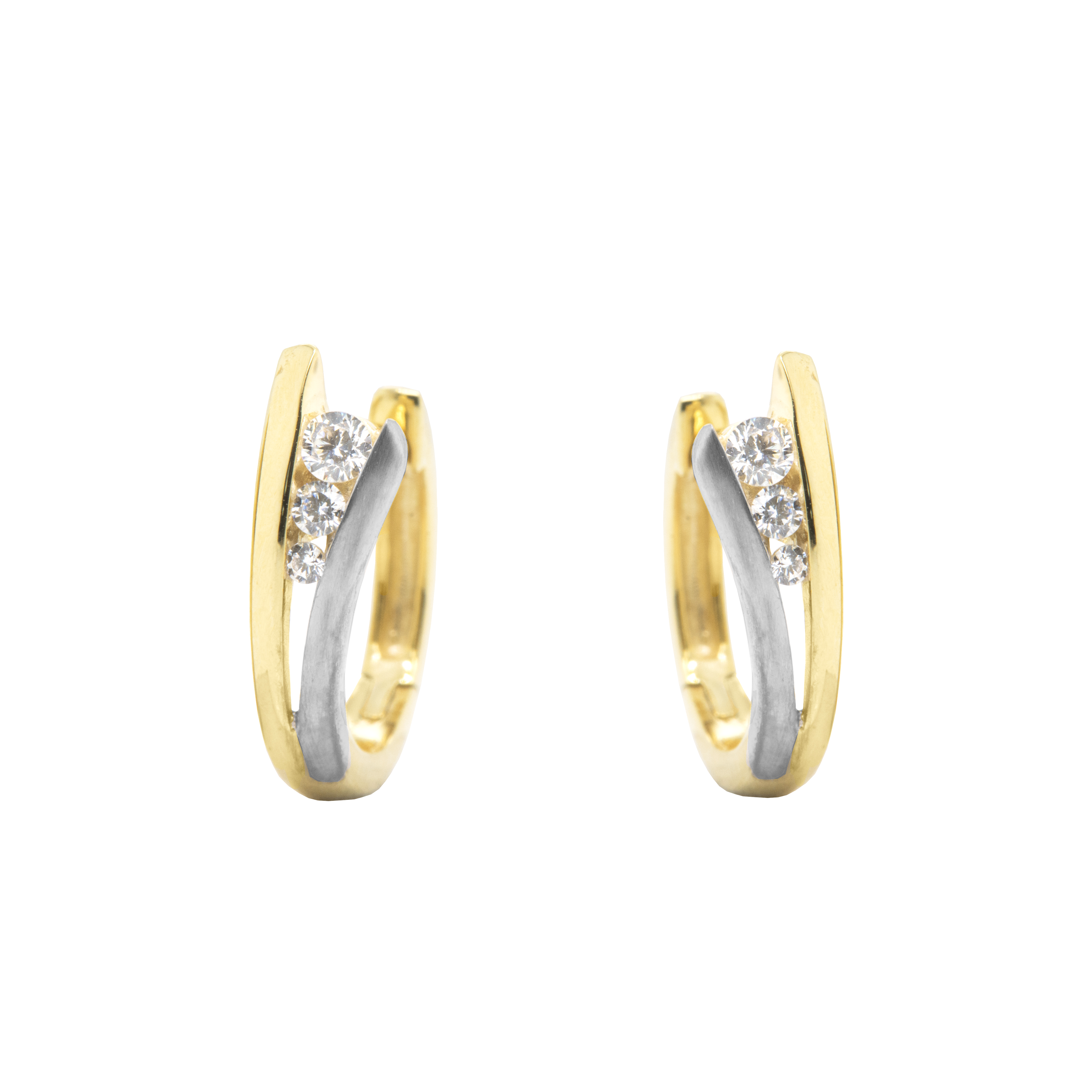 Deze bicolor gouden klapoorringen zijn bijzonder bewerkt. Het geelgoud is glad gepolijst en het witgoud is gematteerd. De oorringen hebben een rustige en elegante uitstraling. In iedere oorring zijn drie briljant geslepen zirkonia stenen gezet.