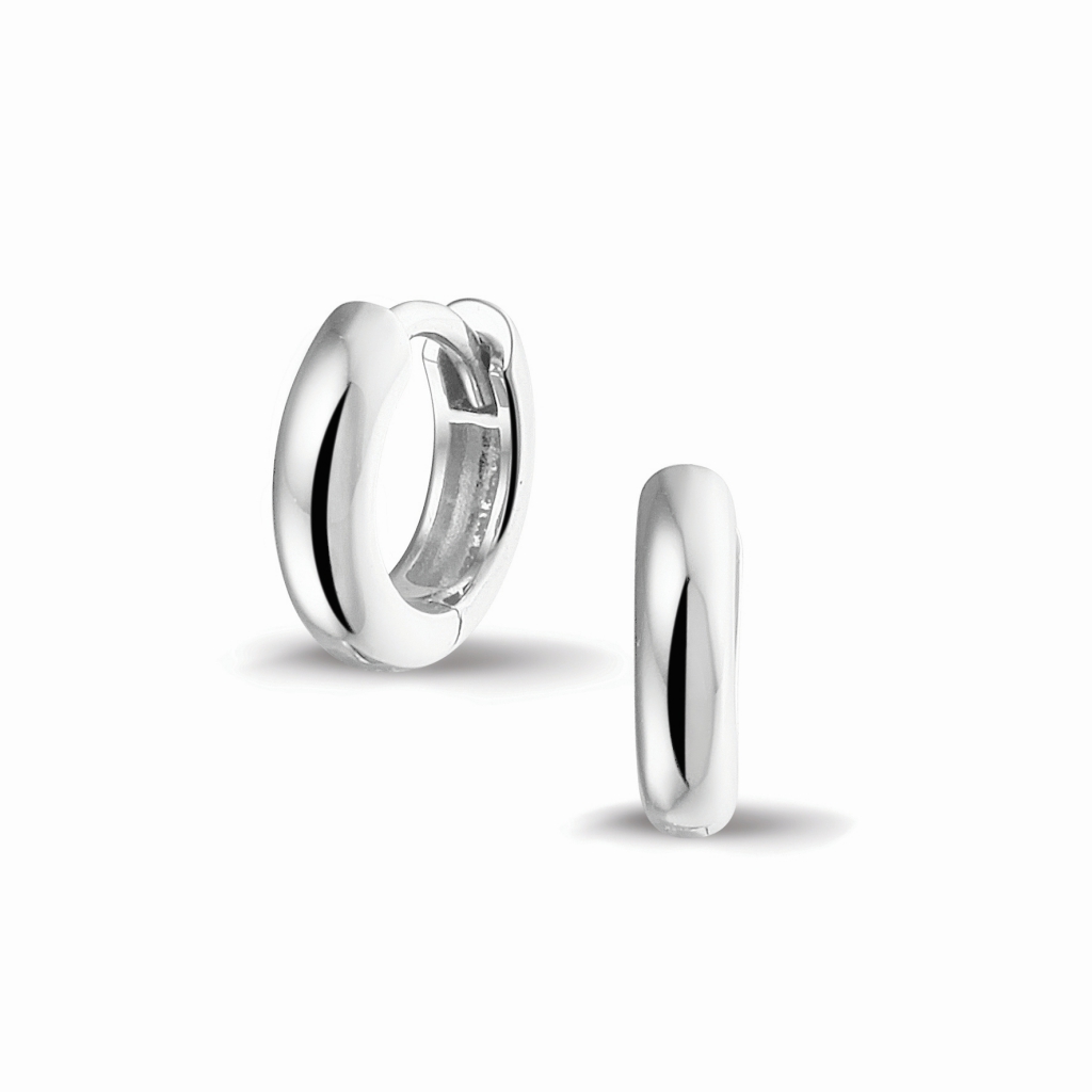 Zilveren, gladde oorringen. U kunt zelf combinaties maken met de diverse oorringen en oorbedels. De oorringen zijn niet ontworpen om as in te bewaren de oorbedels wel. Diameter: 12 mm.
Ook verkrijgbaar in geel-, wit- of roségoud (meerprijs).