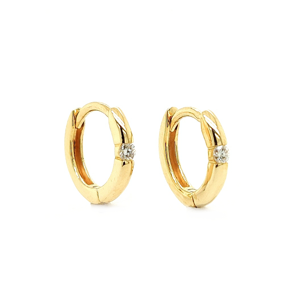 Deze geel gouden klapoorringen hebben ieder een briljant geslepen diamantje gezet aan de voorzijde. Het totale karaat gewicht is 0,06 en de zuiverheid van ieder diamantje is SI1. Deze klapoorringen zijn erg elegant en vallen redelijk kort om het oor.