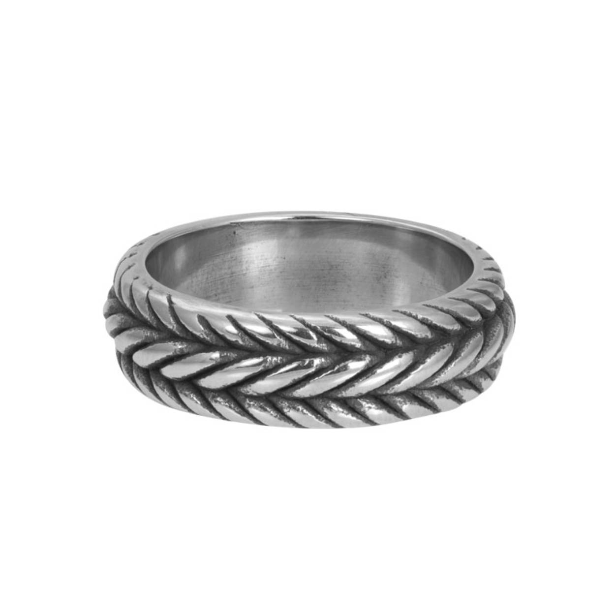 De iXXXi MEN single ring Suzuki is gemaakt van stainless steel en heeft een antiek zilverkleurige uitstraling. De solitaire ring heeft een symmetrische vorm en is voorzien van een ingegraveerd gevlochten patroon. De antiek zilveren kleur in combinatie met zwart geeft ring Suzuki een stoere uitstraling. De single ring Suzuki is verkrijgbaar in de maten 19 t/m 23. Met welke items uit de iXXXi MEN collectie combineer jij deze antiek zilverkleurige solitaire ring Suzuki?