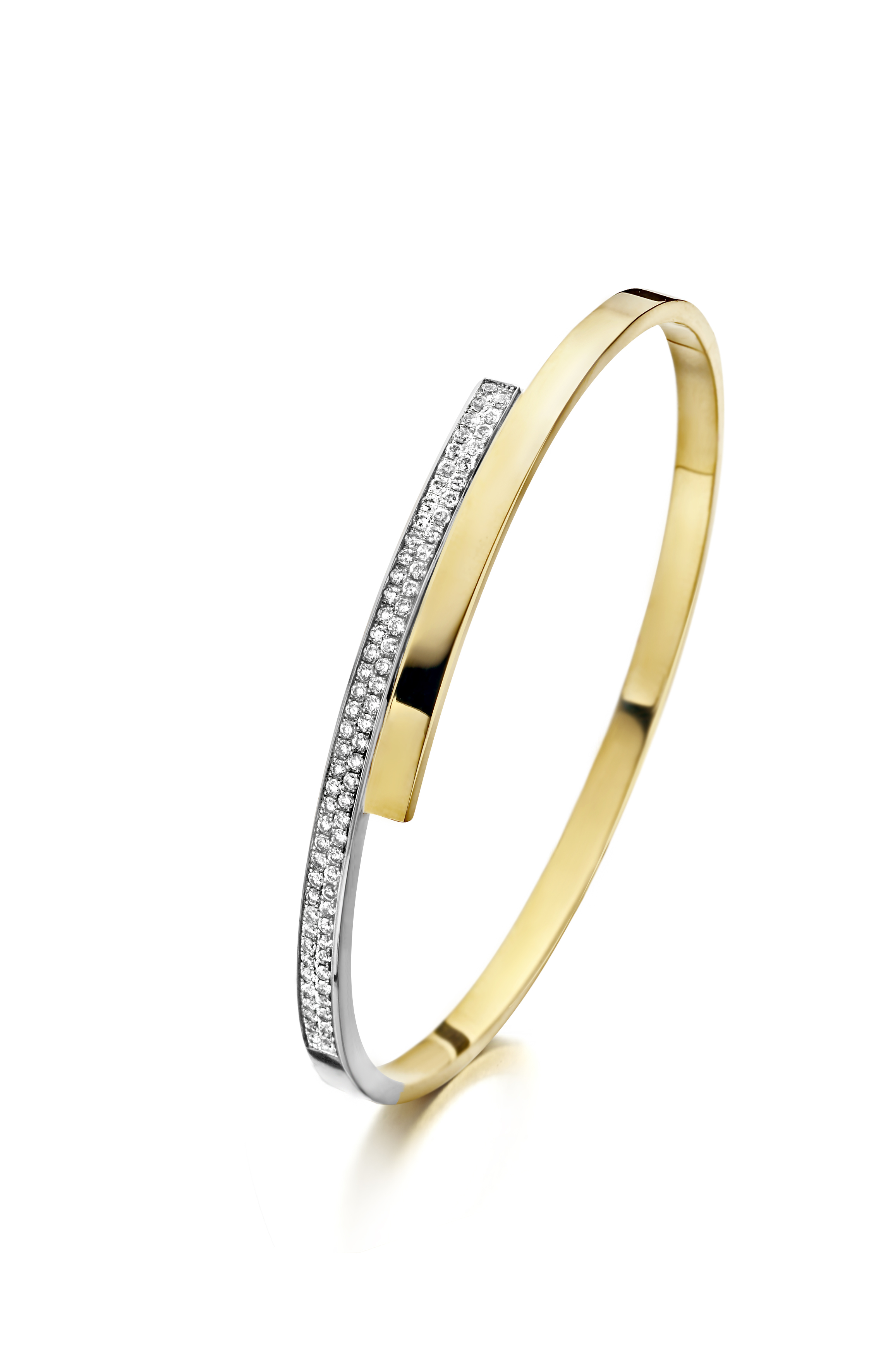 Deze prachtige geel/witgouden armband van Fjory is ingelegd met diamanten, 0.78ct.