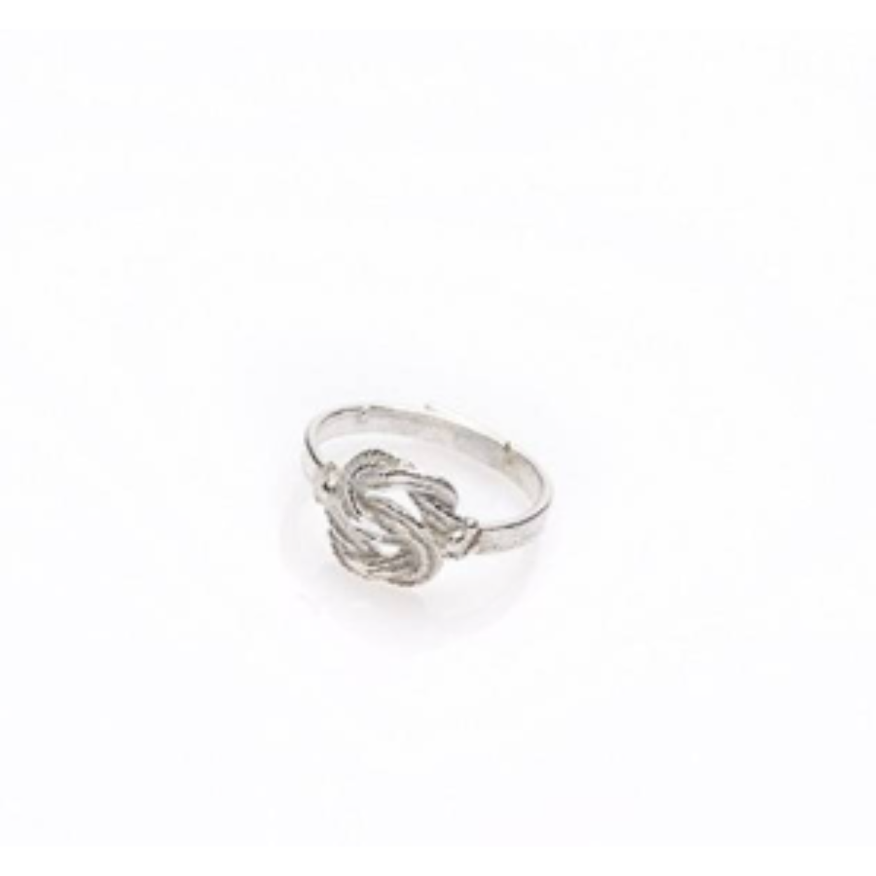 Deze zilveren Surinaamse mattenklopper ring voor baby's heeft een stijlvol Surinaams design met een goede oog voor de details. Deze Surinaamse mattenklopper ring voor baby's heeft een culturele betekenis.

Zelf verstelbaar naar gewenste maat.

Onze Surinaamse sieraden zijn bijna allemaal handgemaakt. Daardoor zijn bijna alle Surinaamse sieraden die wij aanbieden uniek!