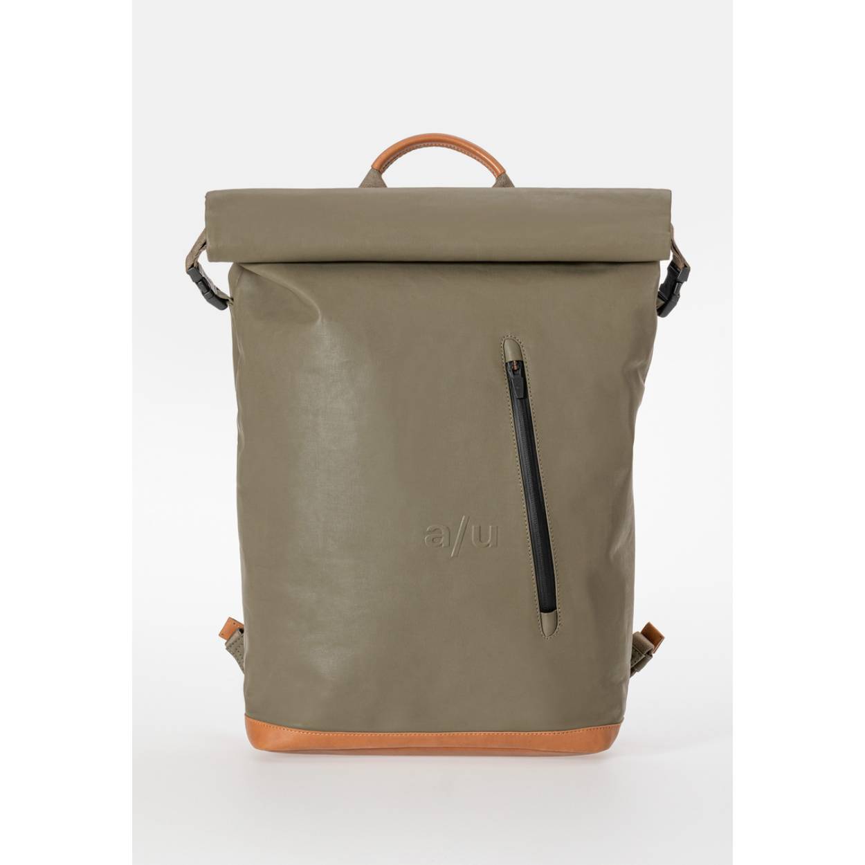 Matsuyama – /U by Aunts & Uncles

Ruimte, stijl en bescherming – klaar voor elk avontuur

De Matsuyama is net iets groter dan zijn broer Fukui en biedt voldoende ruimte voor alles wat je nodig hebt – inclusief een laptop tot 16 inch. Deze lichte roll-top rugzak is perfect voor dagelijks gebruik én outdooractiviteiten, en laat je gegarandeerd niet in de regen staan.

De stevige canvasstof is gemaakt van GOTS-gecertificeerd biologisch katoen en voorzien van een zijdezachte, waterafstotende coating. Bovendien beschermen waterafstotende ritsen je spullen tegen regen en opspattend water.

Dankzij het slimme ontwerp heb je altijd snel toegang tot je spullen via een extra rits aan de bovenkant. Binnenin vind je een gevoerd laptopvak, een telefoonzakje, pennenhouders, een sleutelhouder en meer. Een borstband zorgt voor extra draagcomfort, zelfs bij langere ritten of wandelingen.

Details:

Hoofdvak met rits en rol-/draaisluiting
Extra snelle toegang via dubbele ritssluiting bovenop
Ritsvak aan de binnenzijde
Ritsvakken aan de voor- en achterzijde
Gevoerd laptopvak (tot 16 inch / ca. 37 cm hoog)
Telefoonzakje
Insteekvak
Pen- en sleutelhouders
Borstriem voor extra draagstabiliteit
Stevige handgreep bovenaan
Eigenschappen:

Kleur: Fallen Rock
Gewicht: ca. 1,09 kg
Afmetingen: ca. 30 x 15,5 x 46 – 68 cm (afhankelijk van oprollen)
Inhoud: ca. 31 liter
Collectie: Japan
De Matsuyama combineert functionaliteit, duurzaamheid en stijl – de ideale metgezel voor werk, studie of een weekendje weg.
