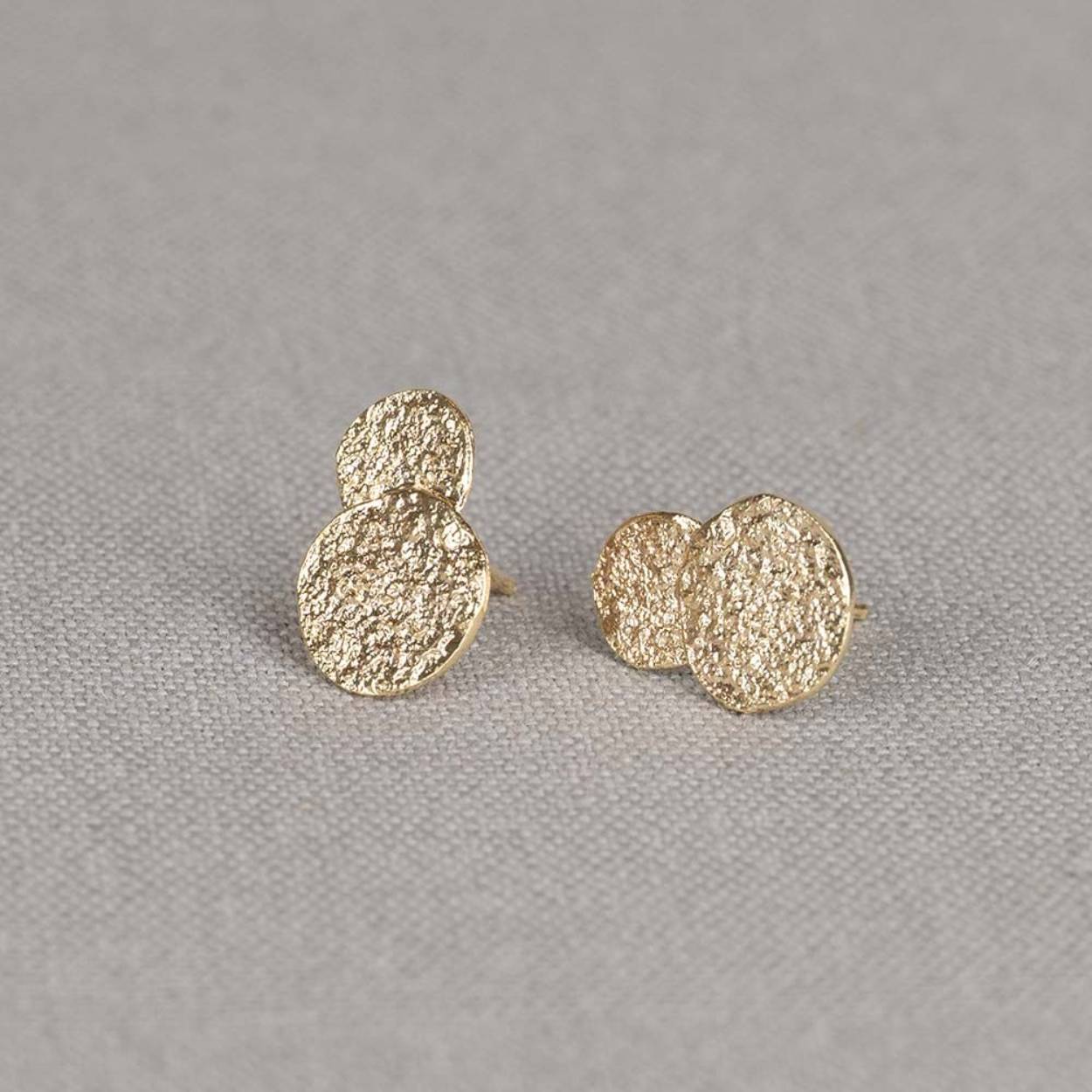 Oorstekers gemaakt van zilver verguld. De vorm doet ons denken aan wolken! Deze oorbellen kunnen perfect gedragen worden bij het bijpassende collier en de bijpassende armband.
