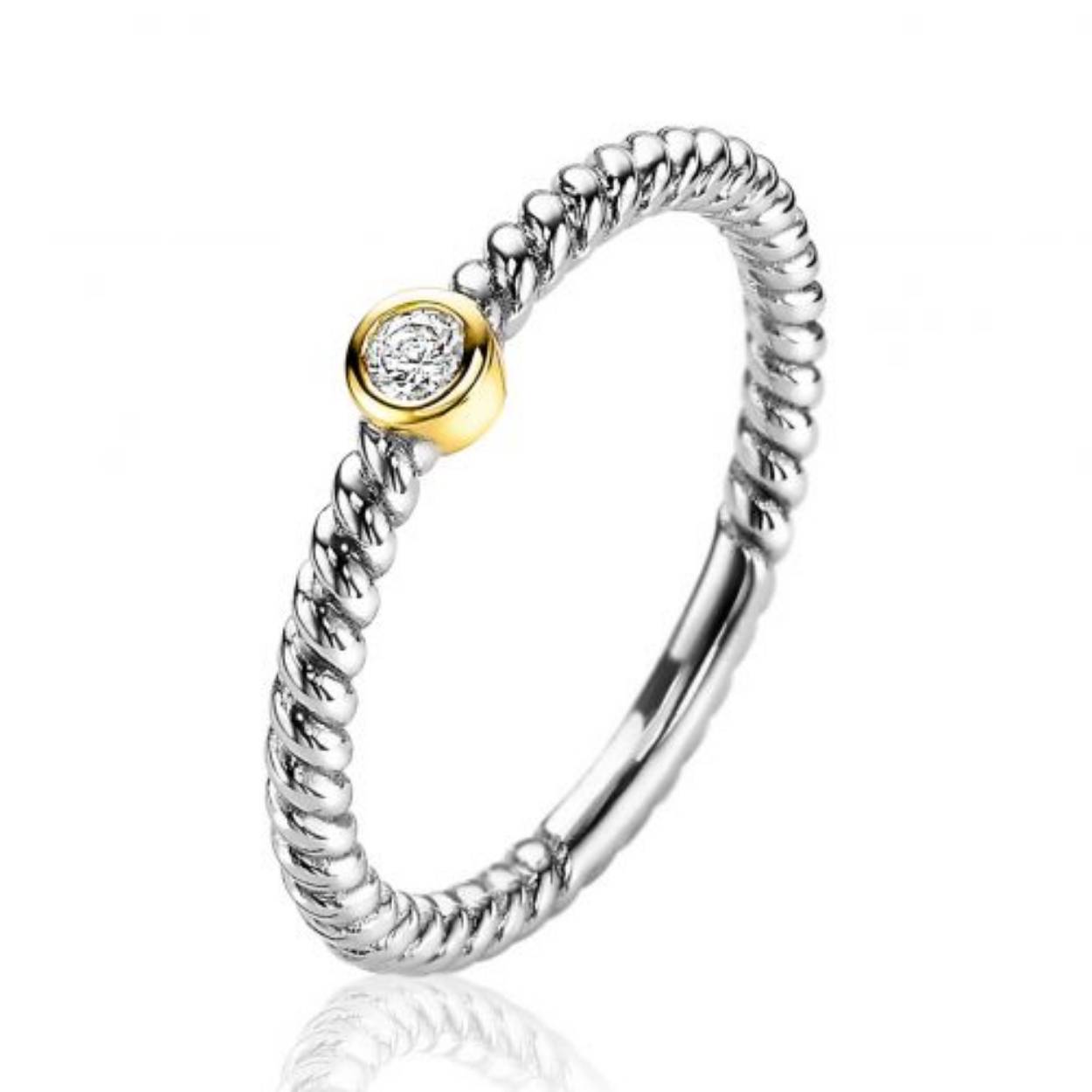 ZINZI zilveren bicolor ring met ronde zetting in 14K geel verguld. De scheen van de ring heeft rondom een gedraaide vorm. Deze ring zorgt voor een subtiele chique uitstraling! Vervaardigd van eerste gehalte zilver (925) en voorzien van een extra rodiumlaag voor een langdurige glans.