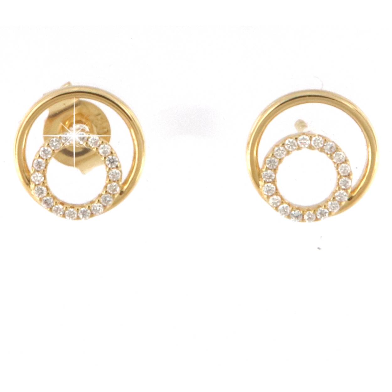 geelgouden oorbellen met 0.1ct diamant
de linker oorbel op de foto heeft er een sluiting opzitten