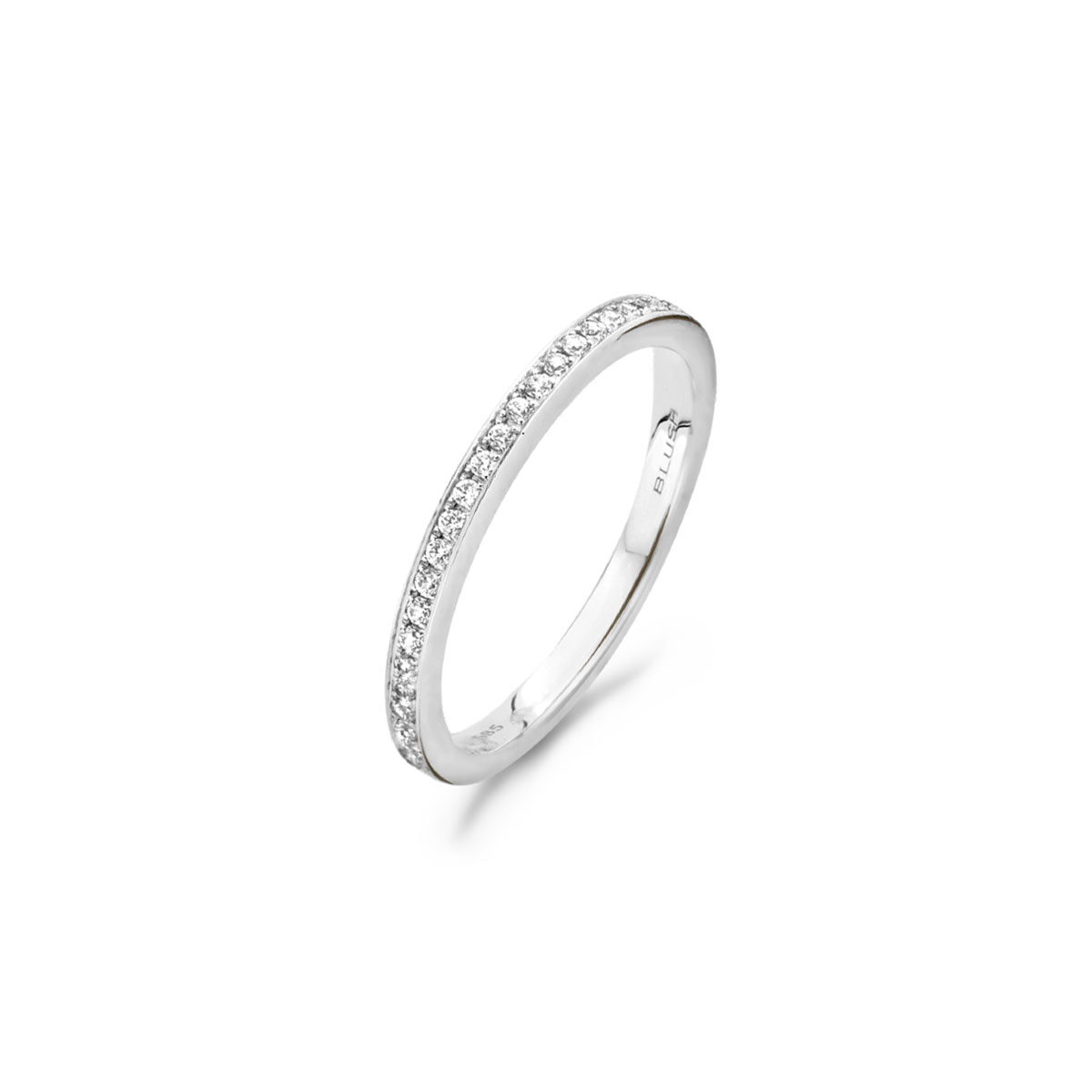 Deze ring van 14k witgoud schittert door zirkonia’s in pavé zetting helemaal rondom. De band is 1,9 mm breed en de ring combineert mooi met andere witgouden ringen uit onze collectie.