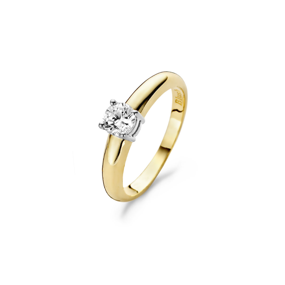 Een glinsterende zirkonia in een witgouden chatonzetting siert deze gladgepolijste ring van 14k geelgoud. De band is 3,6 mm breed en de zirkonia heeft een doorsnede van 5 mm. Prachtig te combineren met andere sieraden met zirkonia uit onze collectie.