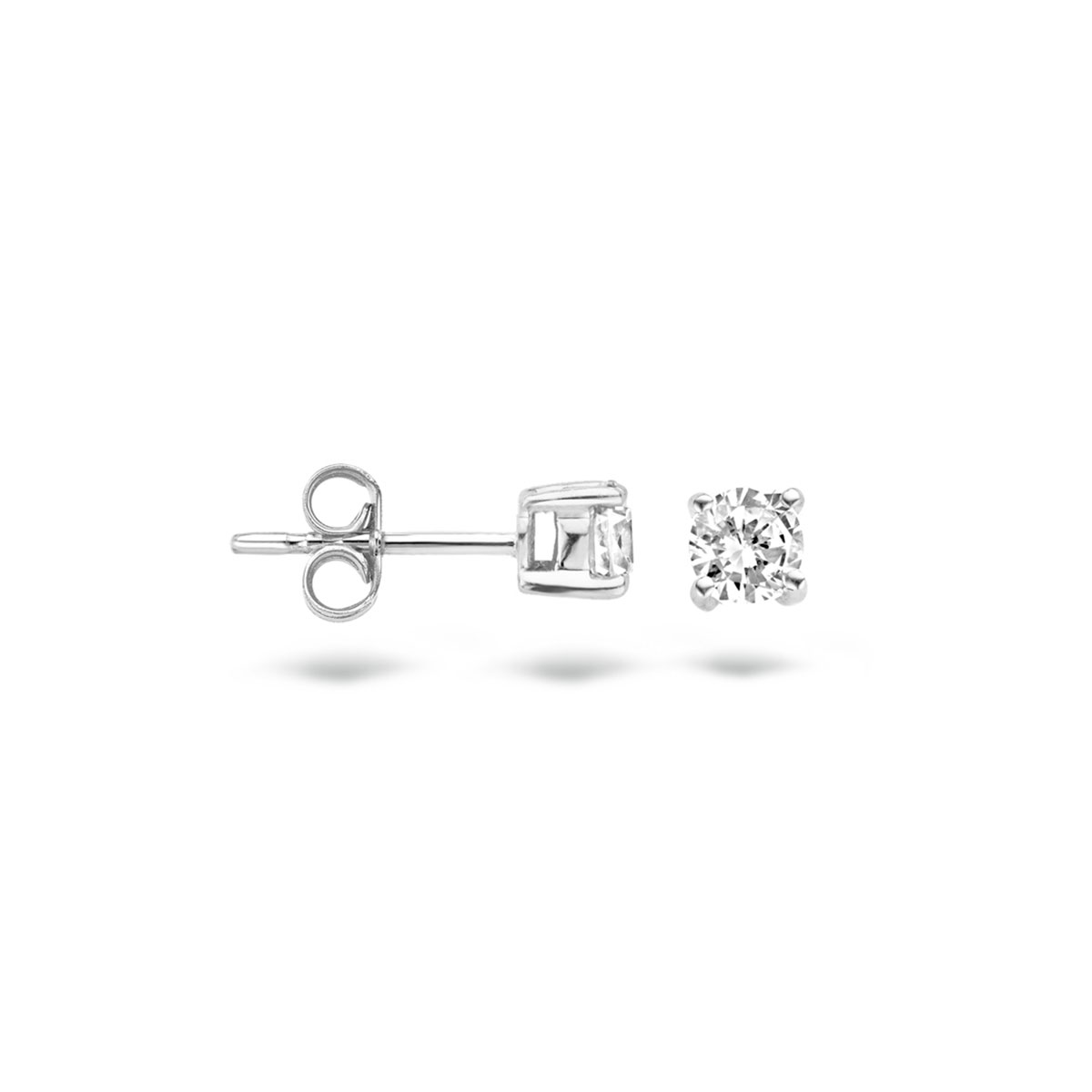 De witte zirkonia’s met een doorsnede van 5 mm in 14k witgouden chaton zetting geven een mooie sprankeling aan deze elegante oorknoppen. De subtiele knopjes gaan heel goed samen met andere (oor)sieraden uit onze collectie.