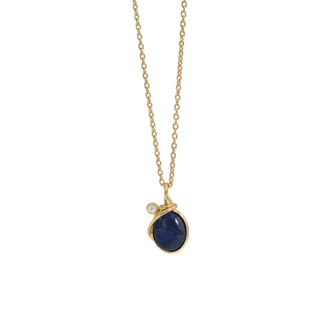 Deze geel goud vergulde ketting heeft een mooie hanger met daarin een 10 x 8 mm lapis lazuli en een 2 mm zirkonia. De ketting kan op zowel 42 cm als 45 cm gedragen worden.