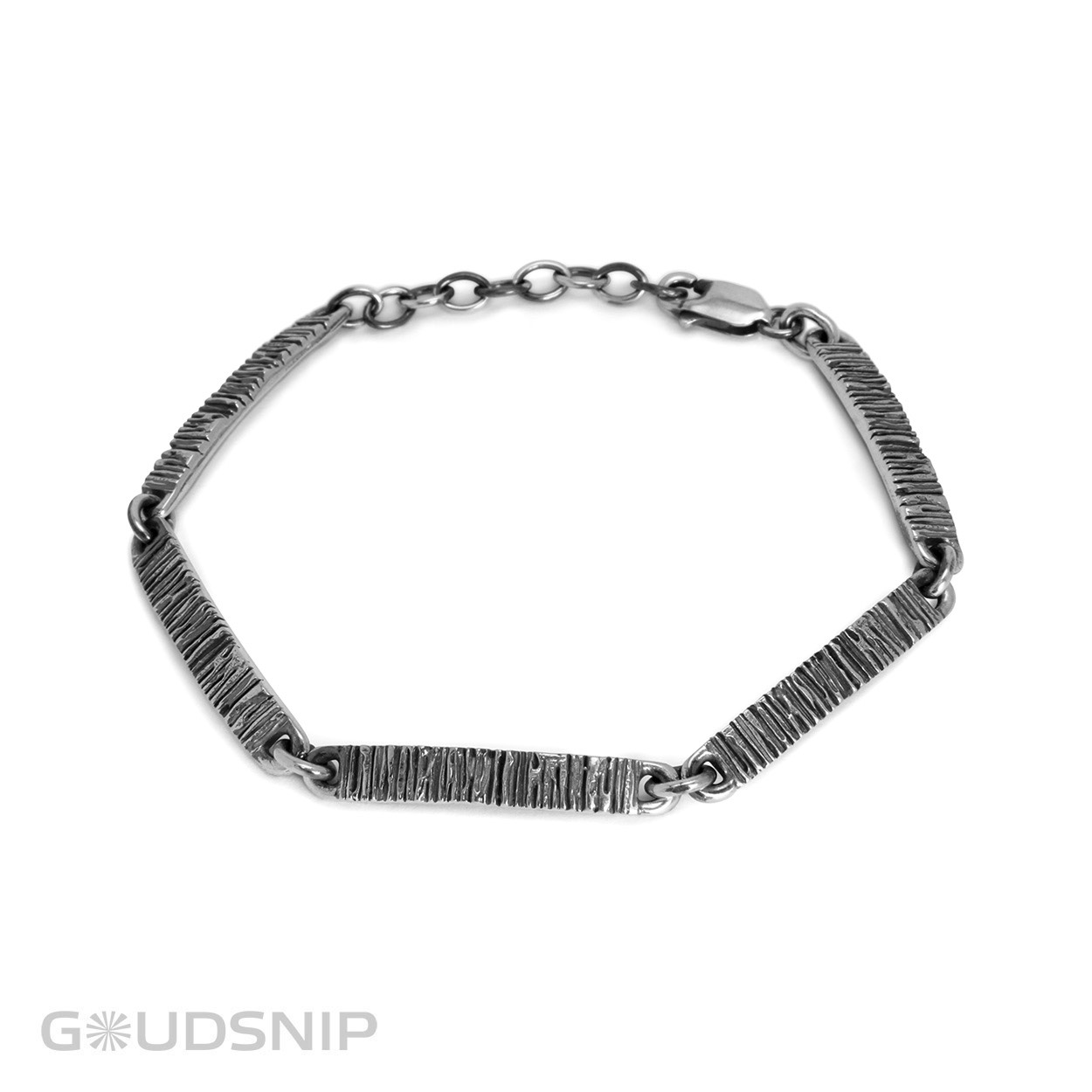 Handmade zilveren armband. Geïnsprireerd op de natuur met een boomschors structuur. Gemaakt in ons eigen atelier. 