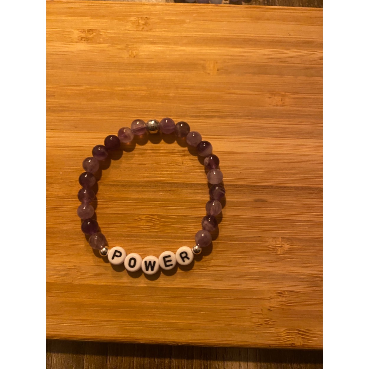 Lief armbandje met positieve tekst, amethist en zilveren ballen. 
Dit geschenkje is belangrijk voor jezelf om jezelf eraan te herinneren dat je een power-vrouw bent. Je wordt blij als je het krijgt en even blij als je het weggeeft.
Armband kan op aanvraag met elke positieve tekst gemaakt worden( max 7 letters)