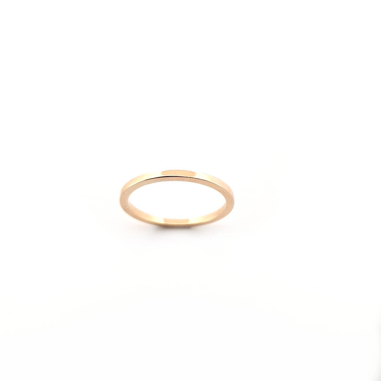 Smalle gouden aanschuifring van 1.5mm. Mooi om een bestaande ring mee uit te breiden door er 1 of 2 ringen bij aan te schuiven.

Maak een afspraak en kom deze ring passen! Of bestel haar gelijk, dan sturen we deze mooi verpakt naar je toe.