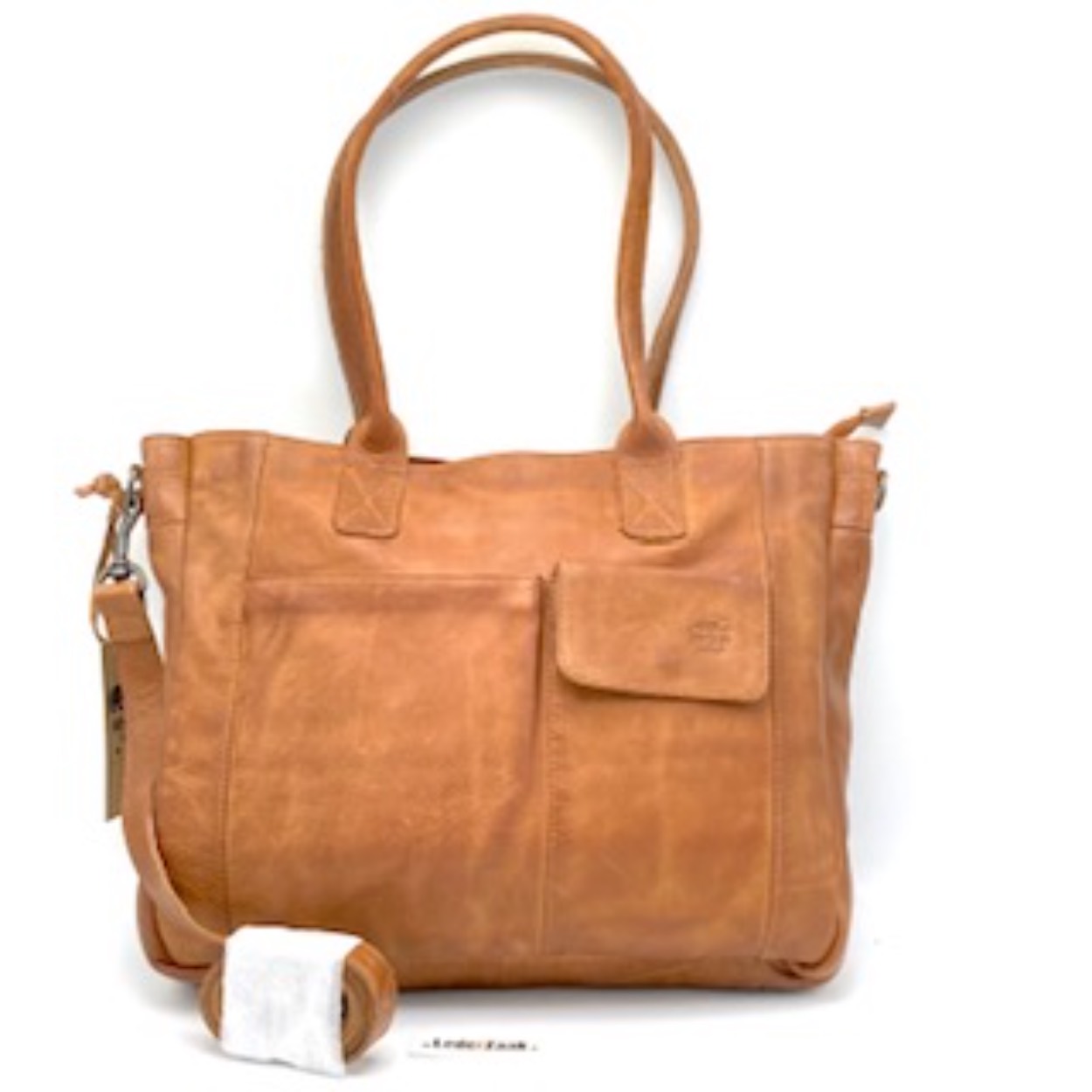 Shopper of werktas? U mag het zeggen een ding is zeker u mag gezien worden met deze tas. Tas is voorzien van afneembare lange draagriem, achterrits, toprits en twee 									
voorvakken met rits. 
Binnenkant is voorzien van laptopvak en een rits vak.						
Laptop max 15 inch. 
Afmeting: 30 x 40 x 11 cm
