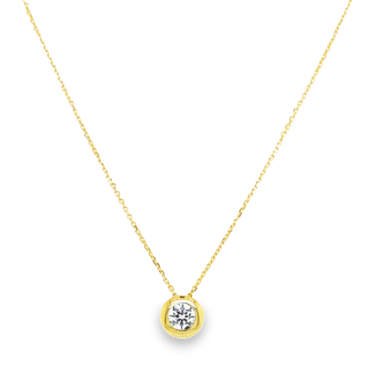 Dit 14-karaats geel gouden ankerschakel collier is onwijs leuk! Het hangertje (dat bij het collier hoort) is een briljant geslepen zirkonia steen gezet in een ronde zetkast, dit geeft het collier een schitterende uitstraling.