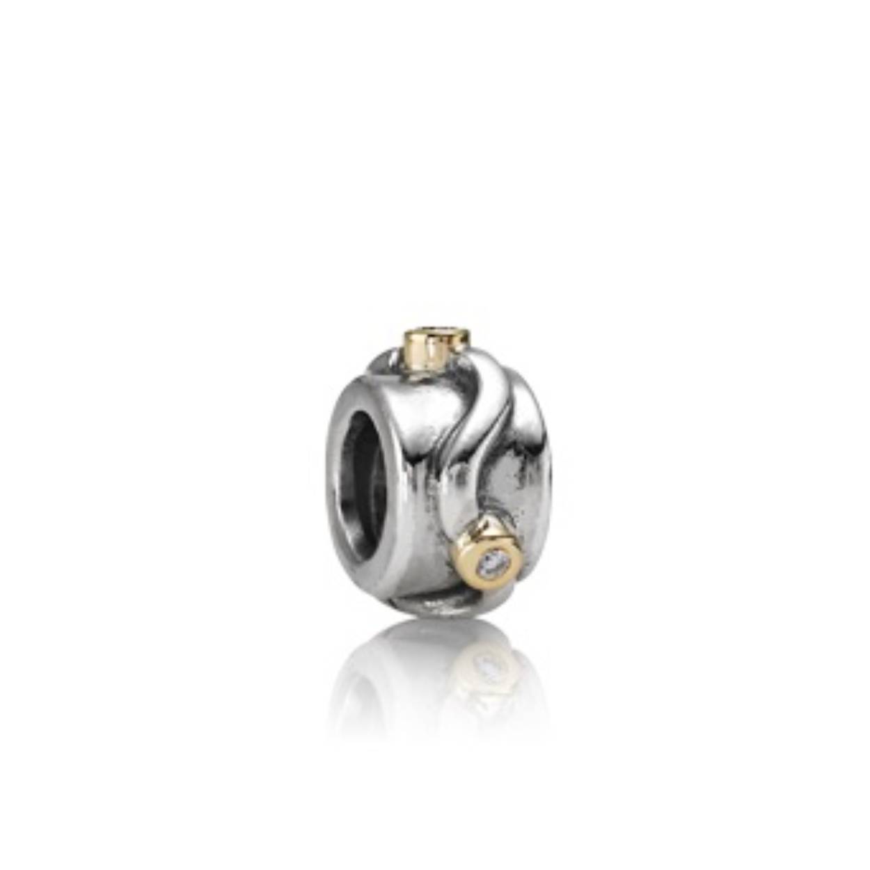 Deze Pandora bedel is gemaakt van zilver en is versierd met briljantjes voor een extra sprankelende touch. De bedel is geschikt voor Pandora armbanden en kan ook gedragen worden als kettinghanger. Combineer deze elegante bedel met andere charms voor een persoonlijke touch aan je sieradencollectie. Een perfect cadeau voor jezelf of een geliefde!

Op de foto is een vrouw te zien die de bedel draagt aan een zilveren armband, gecombineerd met andere charms voor een stijlvolle look. De bedel kan ook gedragen worden aan een zilveren ketting voor een chique uitstraling. Maak je eigen unieke combinatie en straal met deze prachtige Pandora bedel met briljantjes.