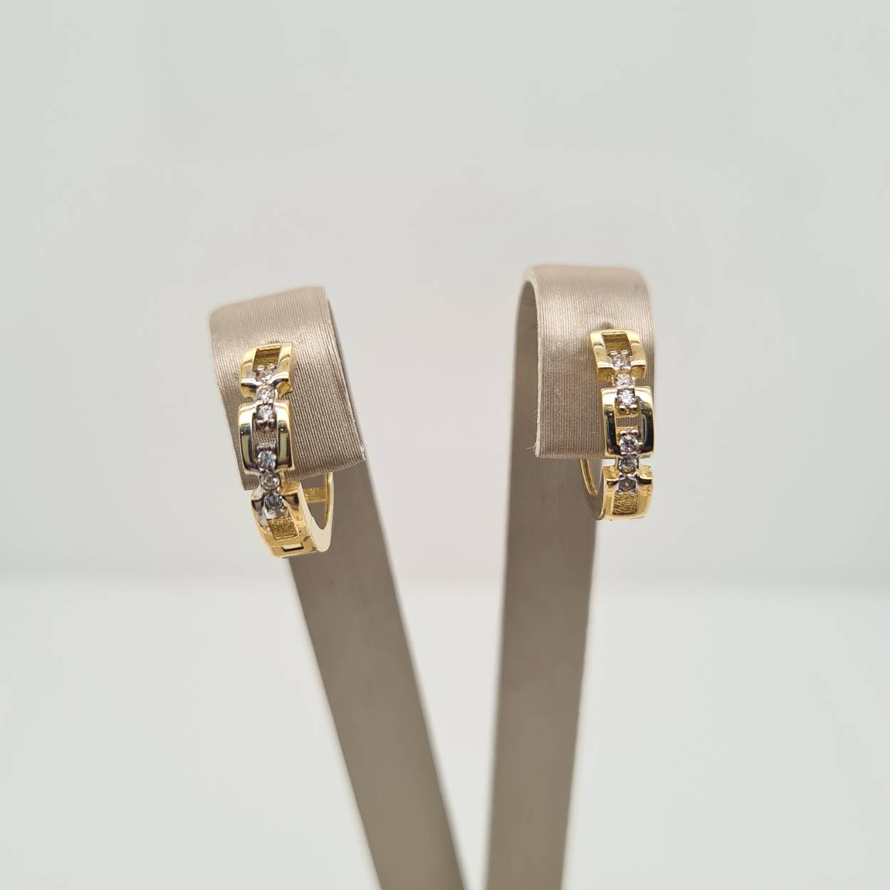 Prachtige 14 karaat gouden oorbellen met zirkonia. 
