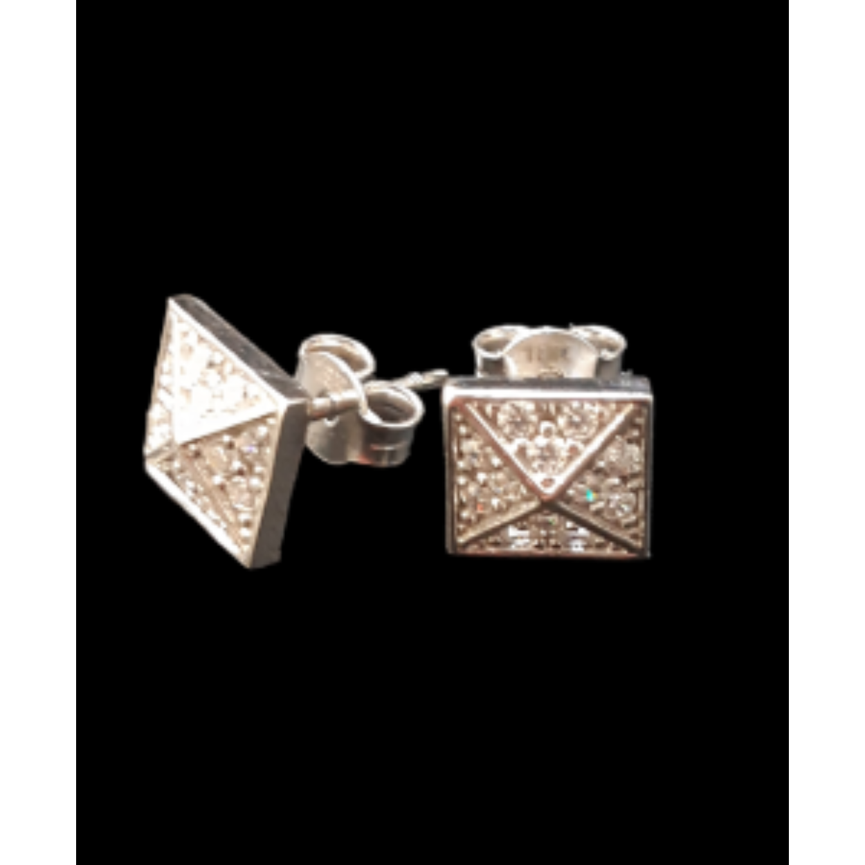 De witgouden oorknop BREA-0002533 is een elegante stud van 18 karaat goud met schitterende stenen. Met zijn glanzende afwerking en een diameter van 5,4 mm, voegt het een subtiele glans toe aan elke look. Perfect voor dagelijks gebruik of speciale gelegenheden, deze oorbellen zijn ideaal om je outfit stijlvol te completeren.