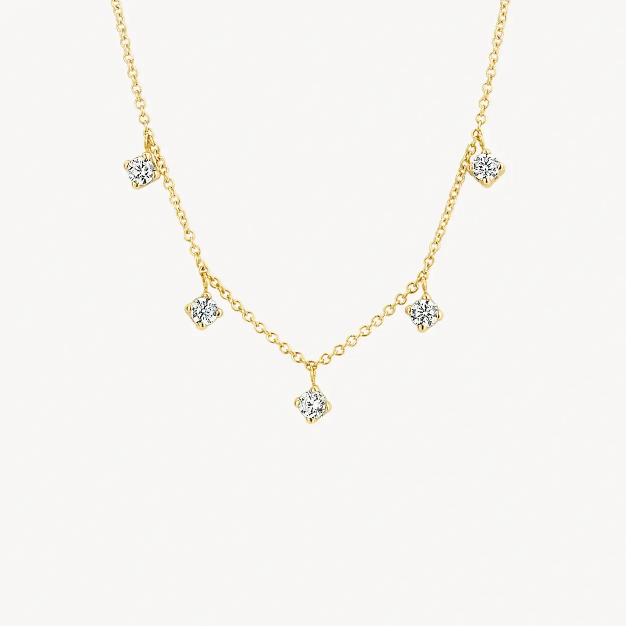 Aan dit stijlvolle collier schitteren vijf hangers met zirkonia’s in chatonzetting. Het collier is 42 cm lang en de hangertjes hebben een doorsnede van elk 2,1 mm. Heel mooi op zichzelf of mix en match met andere sieraden met zirkonia uit onze collectie. 