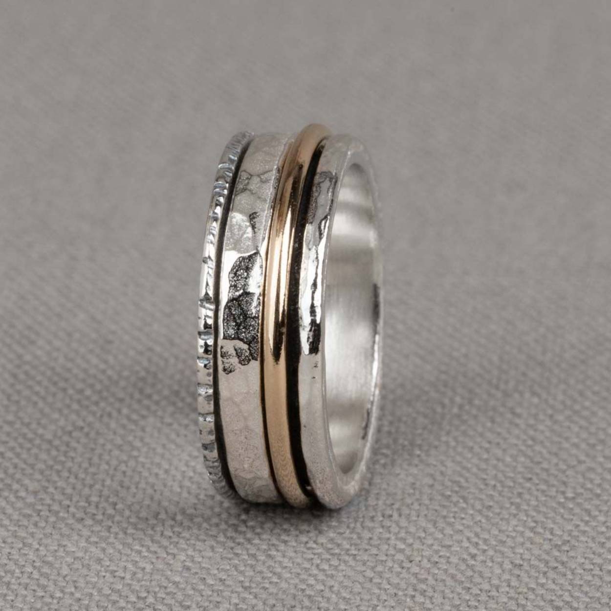 Ring van Jéh Jewels gemaakt van 925 sterling zilver in combinatie met Goldfilled. De ring is stoer, krachtig, creatief en stijlvol. Leuk te combineren met andere ringen, maar ook prachtig in haar eenvoud.

Materiaal: Zilver
De glans van 925 sterling zilver maakt het een gewild edelmetaal voor de vervaardiging van sieraden. Het bestaat uit 92,5% puur zilver en 7,5% koper. Puur zilver is een zacht en buigzaam materiaal, het koper in 925 sterling zilver zorgt voor de stevigheid. De sieraden van Jéh Jewels zijn nikkel vrij.

Materiaal: Gold filled
Gold filled komt uit Amerika en wordt daar al langer gebruikt voor de vervaardiging van sieraden met een "touch of gold" voor een betaalbare prijs. Het gold filled blijft op kleur, is slijtvast en de goudlaag is dik genoeg om lang te kunnen genieten van de warme uitstraling van goud. Gold filled wordt veelal ook goed verdragen door mensen die allergisch zijn voor andere metalen dan goud.