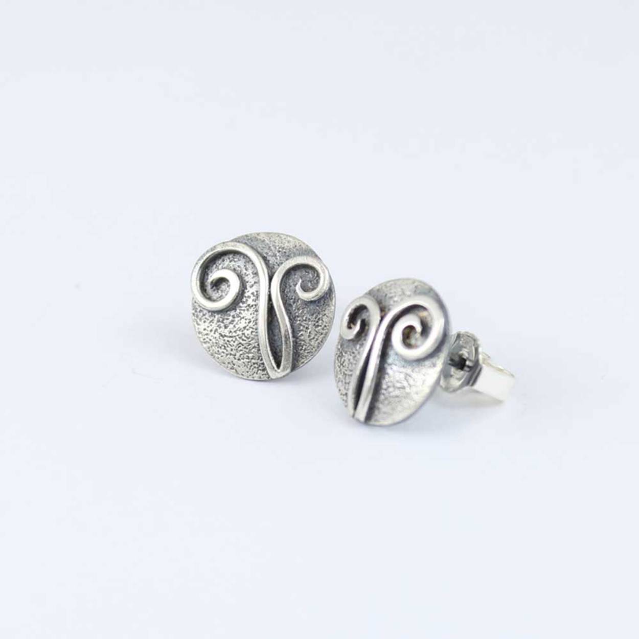 Buttner Schmuck handgemaakte sieraden vervaardigd in een klein atelier uit de Harz, zilver oorstekers.