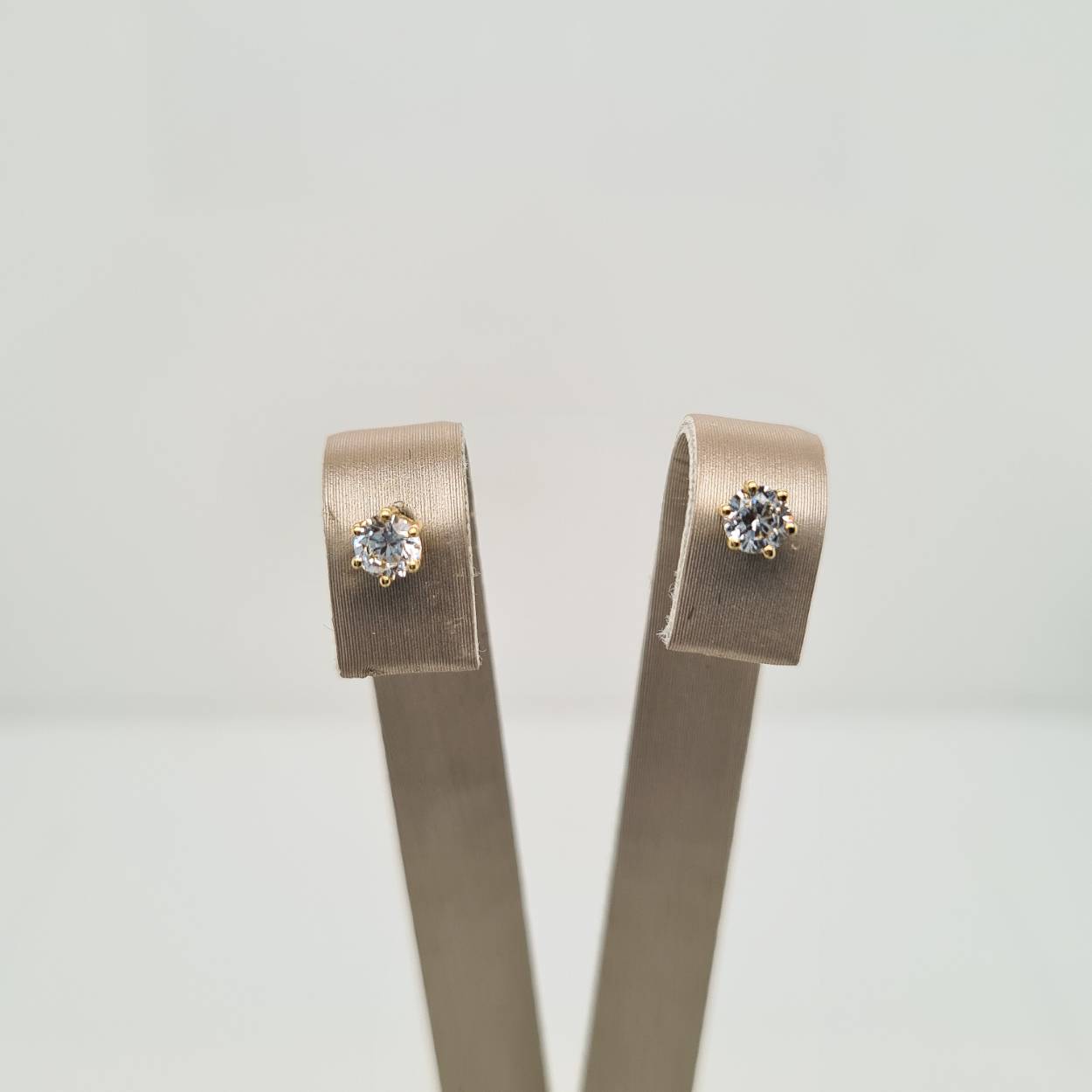 Geelgouden oorknoppen met zirkonia. 
Breedte: 3,5 mm