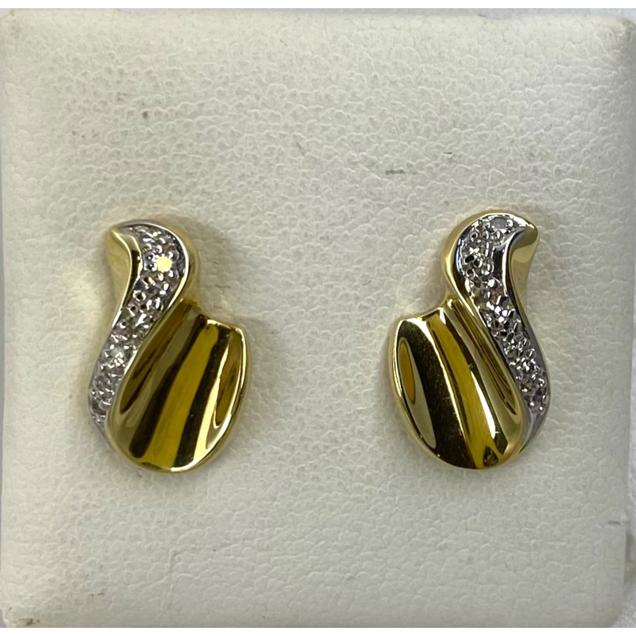 Gouden oorknoppen fantasie 0.12 crt diamant 