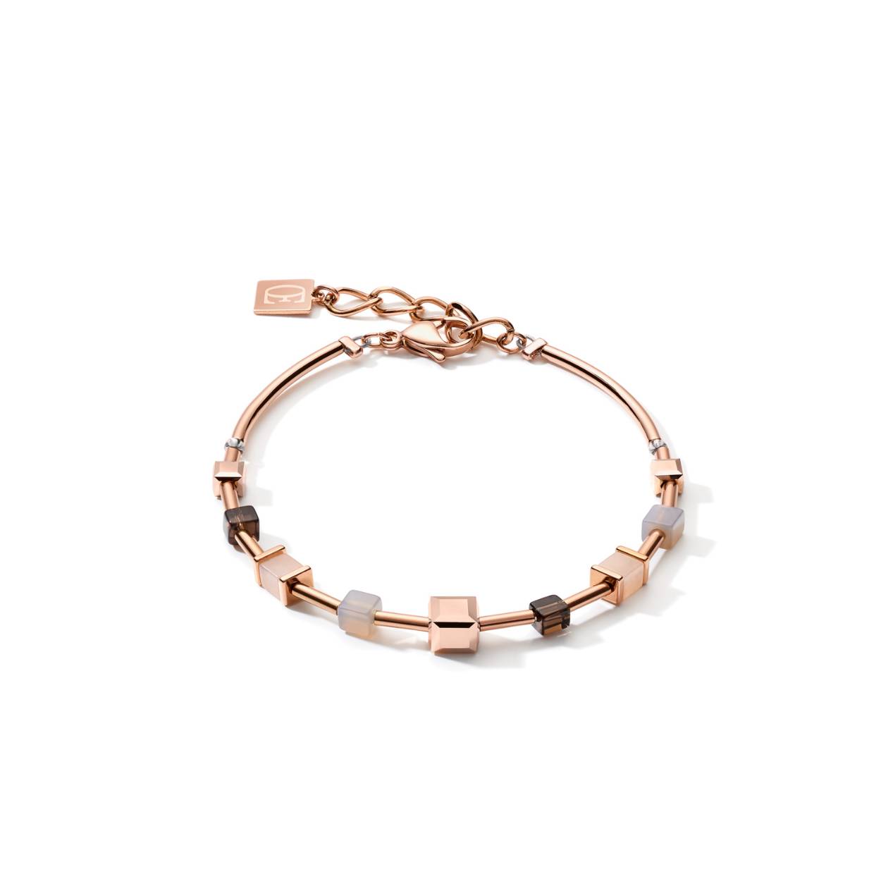 Een hele fijne armband van Coeur de Lion! De blokjes zijn netjes afgerond of gefacetteerd waardoor het lekker draagt. Alles wordt met de hand gemaakt en in elkaar gezet. De materialen die gebruikt worden laten de kleuren ook extra schitteren in het licht door het effect dat ze geven.