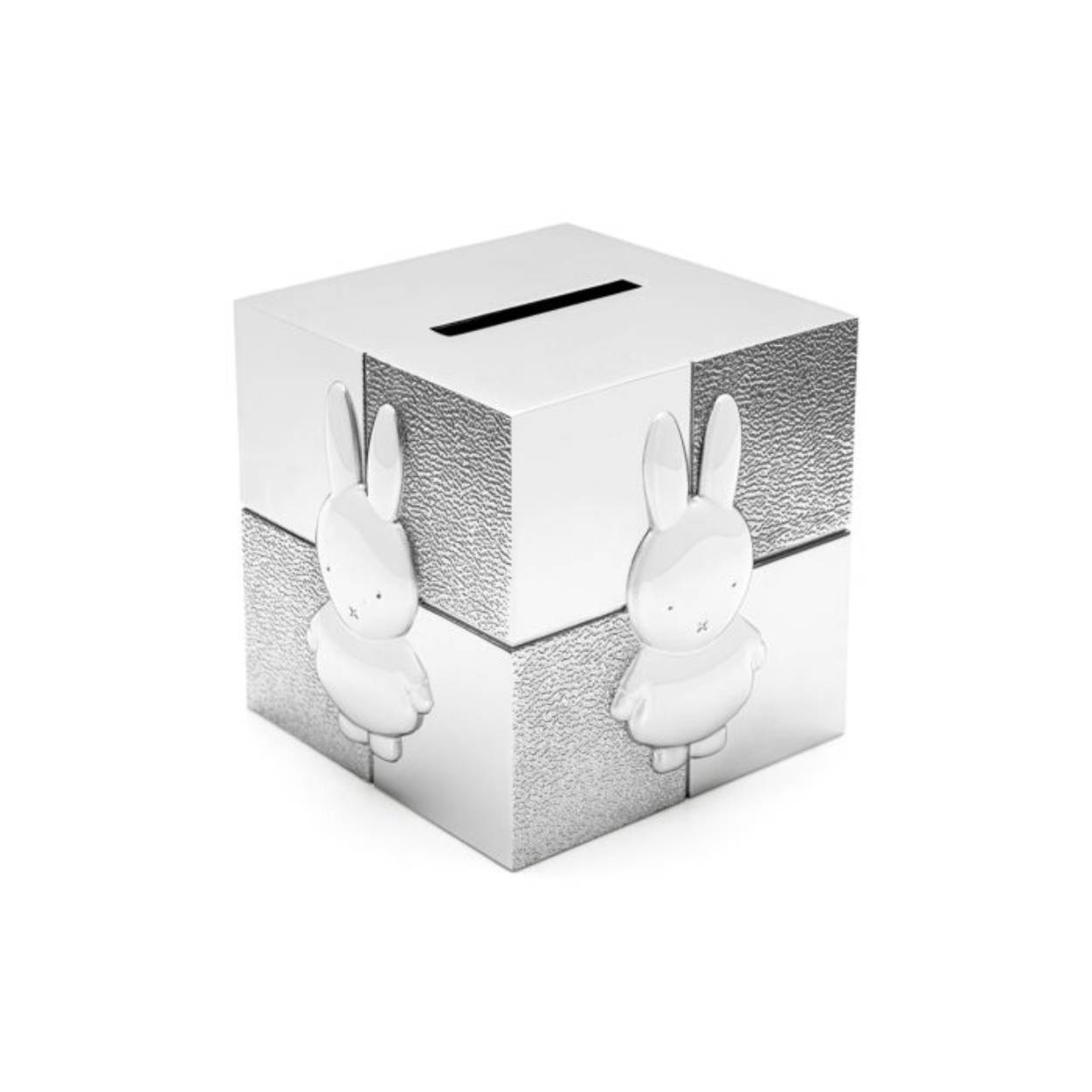 Wie is er niet groot geworden met nijntje? Deze spaarpot is een musthave voor alle fans van dit geliefde konijntje. Op de kubusvorm in zilver kleur zien we nijntje op alle zijden terug. Het materiaal is onderhoudsvrij, poetsen is niet nodig.