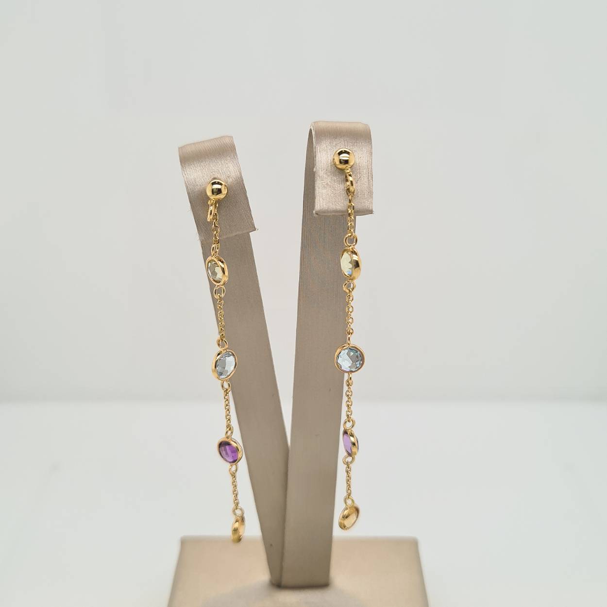 Prachtige 14krt gouden oorsieraden met lemon quartz, blue topas, amethist en citrien.