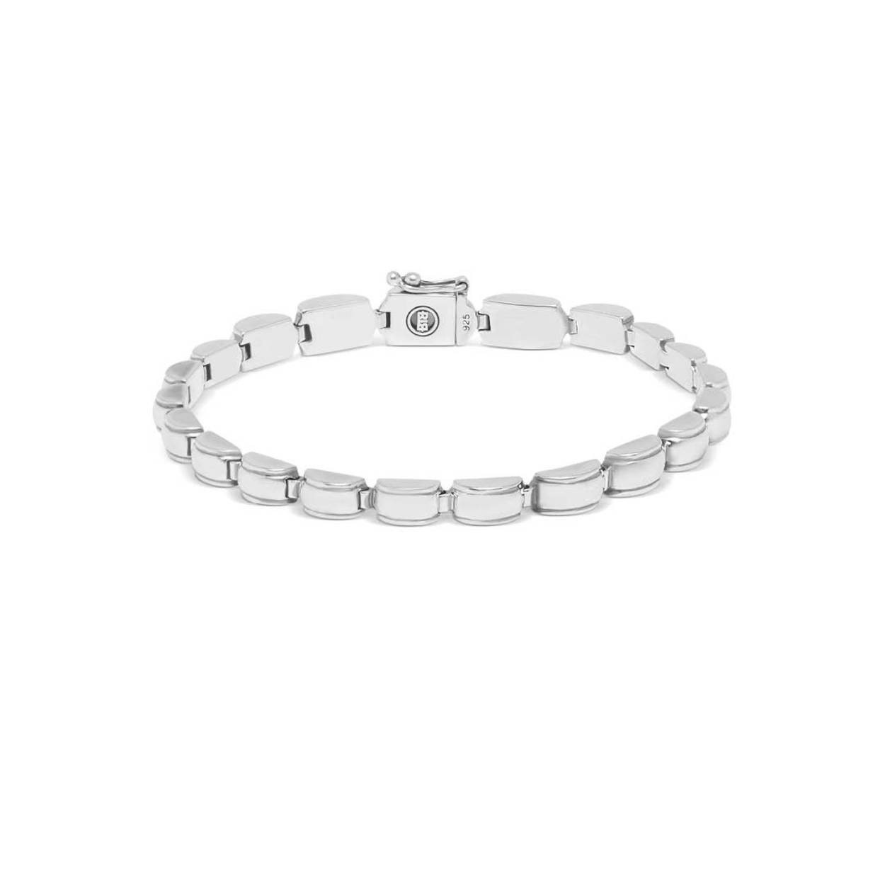 Deze armband uit de populaire Refined collectie heeft een verfijnd en elegant ontwerp. Het design is gebaseerd op de bekende schakel van de Batul familie, waardoor het direct herkenbaar is voor Buddha to Buddha fans. In de Refined collectie hebben onze sieraden een verfijndere look maar nog steeds stoer en passend bij items uit de Heritage collectie! De sieraden zijn handgemaakt en vervaardigd uit 925 sterling zilver.
 U kunt dit sieraad direct bestellen of neem contact met ons op via mail of telefoon