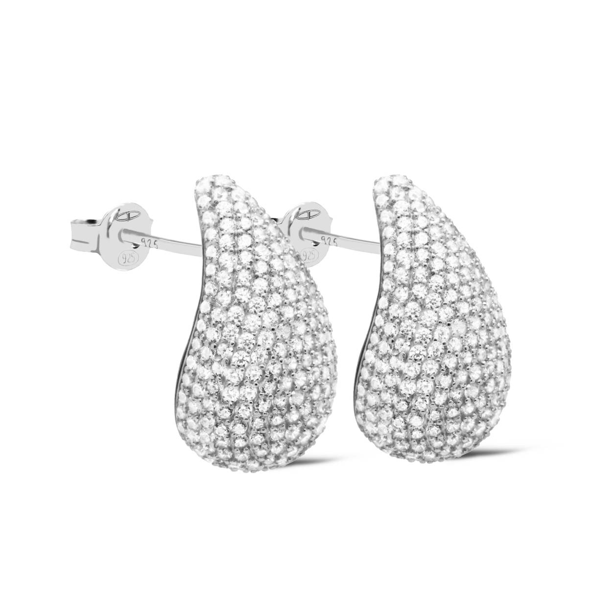 Dit zijn onze MILLIE DROP Oorstekers. De oorbellen zijn verkrijgbaar in 925 sterling zilver of met een 14K gouden plating.