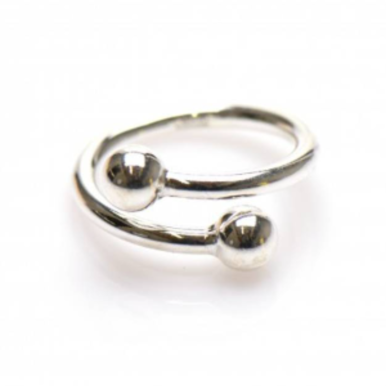 Deze Surinaamse slavenring heeft een stijlvol Surinaams design met een goed oog voor de details. Deze Surinaamse slavenring heeft een culturele betekenis. De slavenring kan met ca. een halve maat versteld worden door het te buigen. 

Onze Surinaamse sieraden zijn bijna allemaal handgemaakt. Daardoor zijn bijna alle Surinaamse sieraden die wij aanbieden uniek!