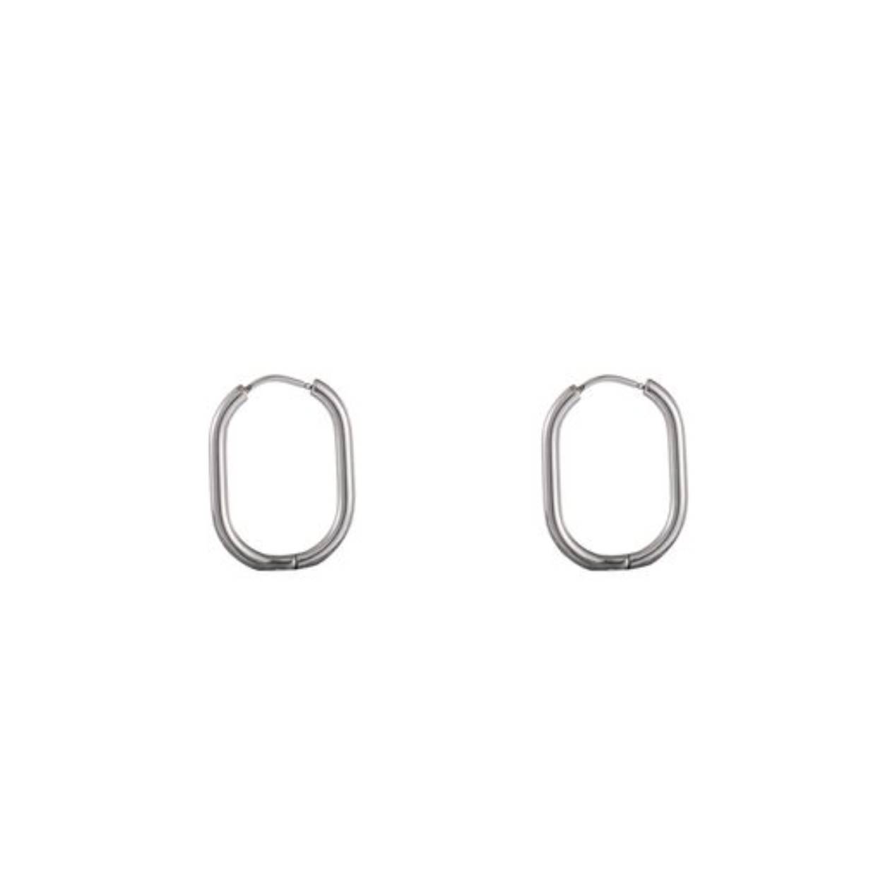 Van grote statement oorbellen tot klassieke oorringetjes of – knopjes - in onze collectie komen oorbellen in alle soorten en maten terug, maar steeds van mooie kwaliteit en in lijn met de laatste nieuwe trends.

