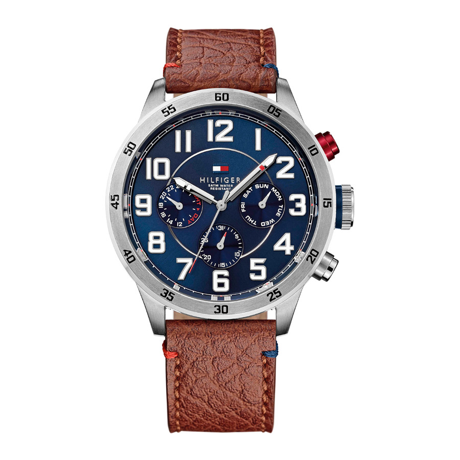 Het Tommy Hilfiger Trent horloge is een sportief en trendy heren horloge. Het horloge heeft een edelstalen horlogekast van ca. 46 mm en een stevige bruin leren band. Het horloge heeft een blauwe wijzerplaat met zilverkleurige, witte en rode accenten, een dag-, datum- en 24uurs aanduiding. Het Tommy Hilfiger horloge heeft mineraal glas, is waterdicht tot 5 atm en wordt geleverd met een originele Tommy Hilfiger watch box.

Specificaties Tommy Hilfiger Trent TH1791066 Heren Horloge:

- Quartz uurwerk
- Stalen kast, ca. 46 mm
- Hoogte kast: 13.8 mm
- Kleur kast: zilver

- Gehard mineraal glas
- Kleur wijzerplaat: blauw met zilverkleurige, witte en rode accenten
- Dag, datum en 24 uurs aanduiding
- Kleur wijzers: zilver met wit en rood

- Lederen Band
- Kleur band: bruin
- Breedte band: 22mm
- Waterbestendig: 5 ATM = douchen

- 2 jaar officiële garantie
