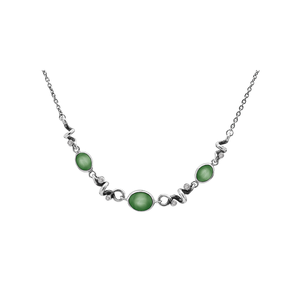 Deze stijlvolle zilveren ketting heeft een 8 x 6 mm en een 10 x 8 mm cabochon groene serpentijnsteen afgewerkt met twee zirkonia steentjes van 1,75 mm en 2 mm. De ketting is verstelbaar en kun je op maat 42 en 45 cm dragen.