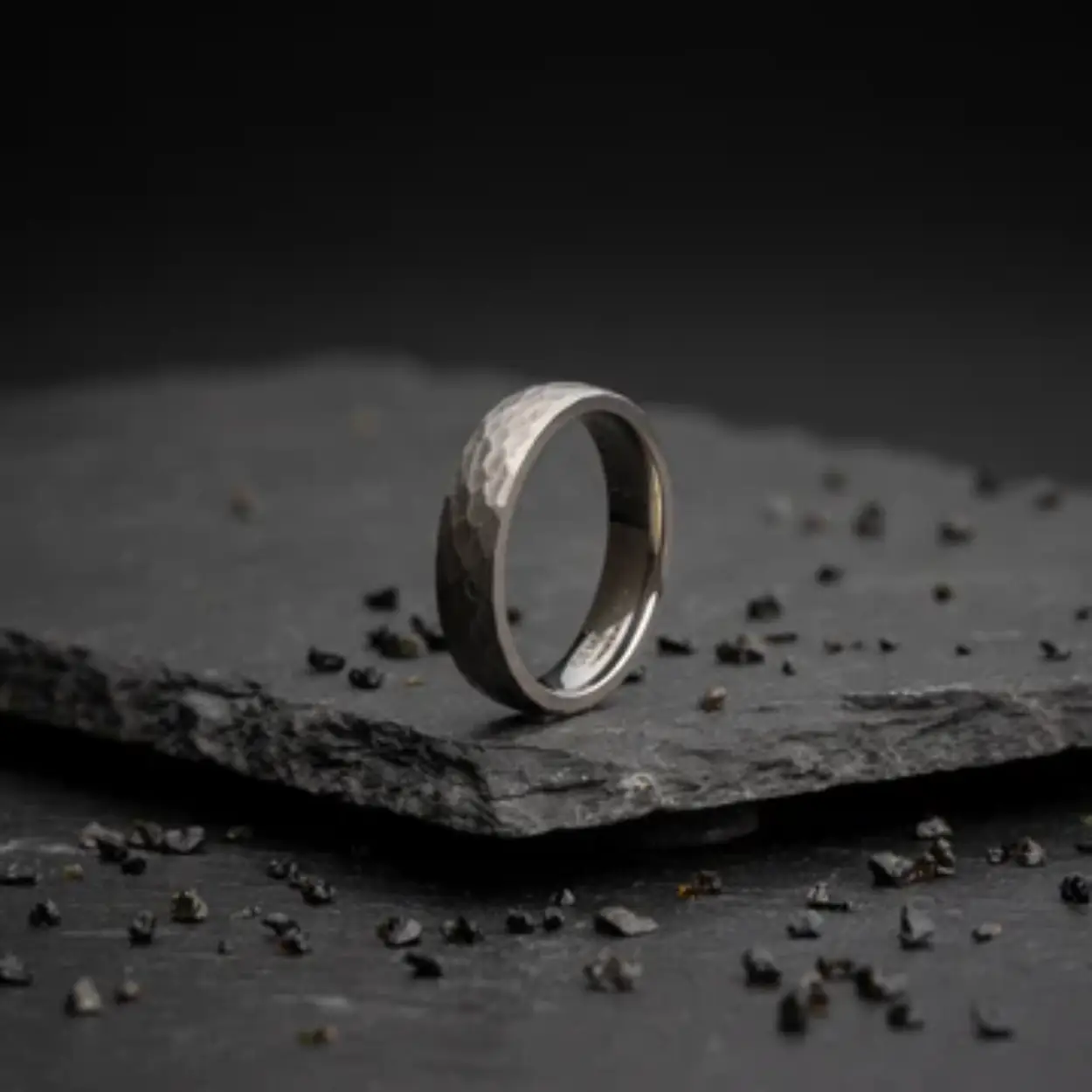 Deze Pulso Silver ring is volledig gemaakt van titanium van graad 2.

Waarom kozen we voor titanium?
- Het is lichtgewicht
- Het is supersterk
- Het is een exclusief materiaal dat ook wordt gebruikt in raceauto's, motorboten en ruimtevaart

De ring heeft een comfortabele pasvorm en is zeer comfortabel om te dragen. Door het lichtgewicht titanium draag je deze ring probleemloos dag in dag uit.

De naam 'Pulso' is afgeleid van het Latijn wat 'slag' betekent en verwijst naar de prachtige facetafwerking aan de buitenkant van deze titanium ring. 