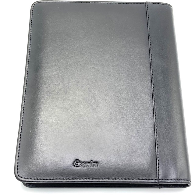 Kleine lederen schrijfmap maat A5.

Producteigenschappen:
- 1 vak  voor pen
- 3 steekvakjes voor bijvoorbeeld visitekaartjes
- 1 vak voor losse vellen

Afmetingen:
Hoogte 23cm x breed 18cm x diep 2cm