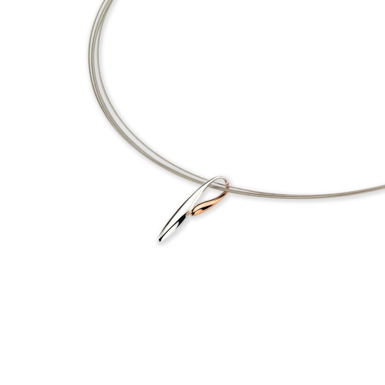 Deze collier is volledig zilver met meerder edestalen draden en een ronde vorm. De hanger is ook zilver, maar een deel is rosé verguld.