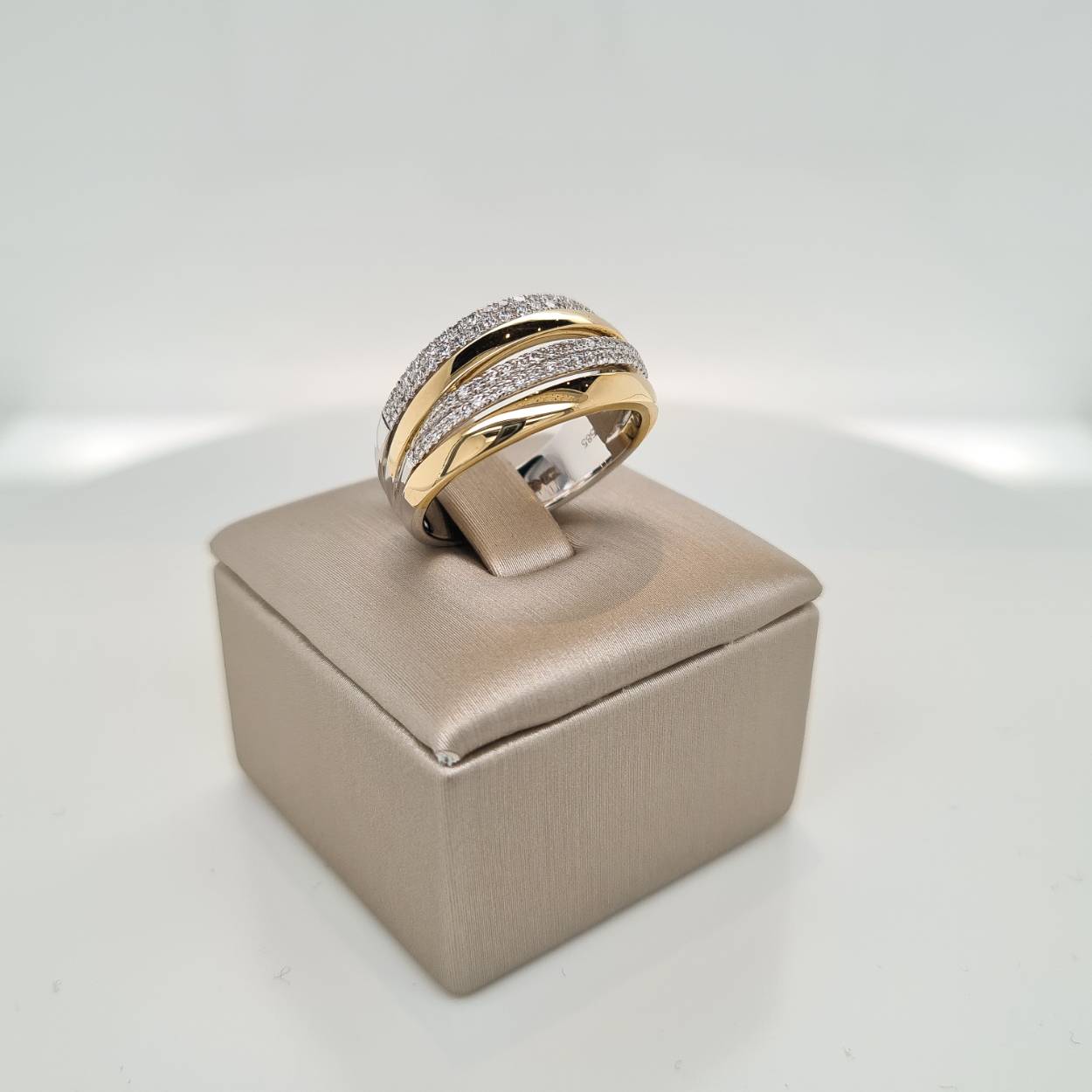 Prachtige 14krt bicolor gouden ring met diamant 0,47 G VSI. De maat van de ring is 55 (17,5). Heeft u een andere maat, neem dan gerust contact met ons op.