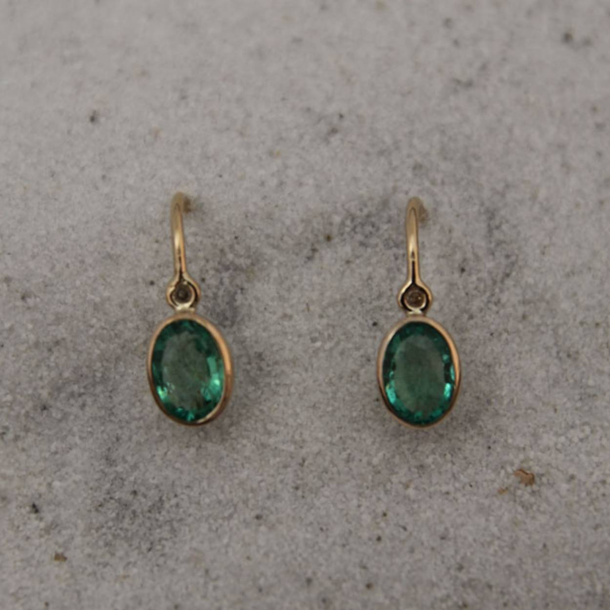 14kt oorhanger smaragd en briljant geslepen diamant