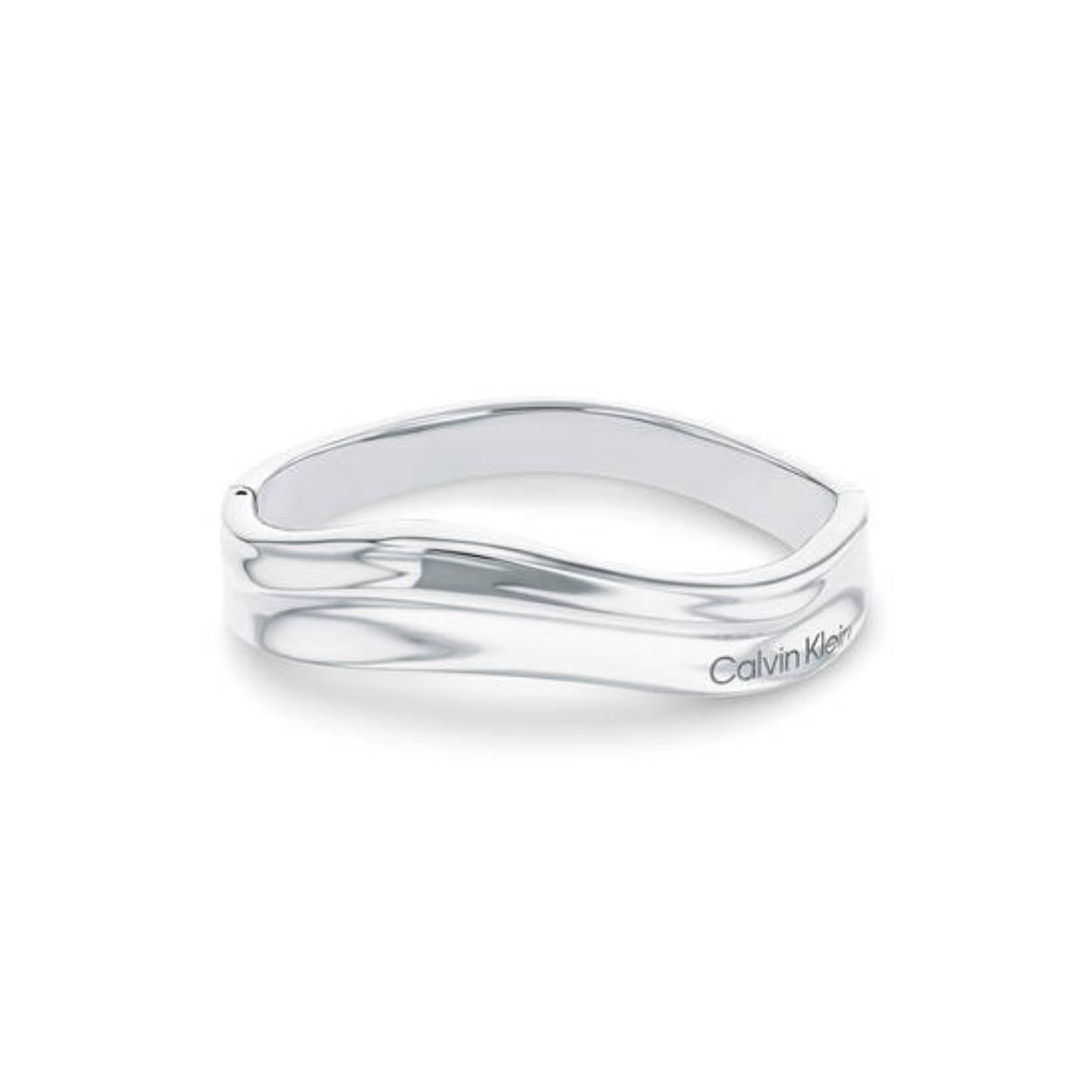 Calvin Klein CJ35000641 Dames Bangel Staal
Deze stalen dames bangle van Calvin Klein met nr CJ35000641 heeft een sierlijke vorm. De bangle heeft een sculpturele vorm en sluit met een scharnier sluiting. De maat is 17,5cm. Leuk te combineren met andere sieraden uit de serie van Calvin Klein.

OVER CALVIN KLEIN
Calvin Klein is een wereldwijd lifestylemerk dat gewaagde, vooruitstrevende idealen en een verleidelijke, vaak minimalistische, esthetiek nastreeft. Calvin Klein werd groot in de jaren 70 door haar mode- en merkjeans collecties. In de jaren 80 lanceerde Calvin Klein haar spraakmakende ondergoed dat uitdrukkelijk van logo ’s voorzien was. Vanwege het grote succes is het merk ook succesvol uitgerold in Accessoires, Parfums, Home, Brillen, Golf, Horloges en Sieraden.
Sinds de oprichting in 1968 door Calvin Klein, heeft het merk haar reputatie opgebouwd als leider in de Amerikaanse mode, dankzij een cleane esthetiek en innovatieve ontwerpen. Calvin Klein wil haar publiek verleiden en inspireren door middel van provocerende beelden en opvallende ontwerpen die prikkelen. 

SPECIFICATIES:
- Stalen dames bangle
- Maat 17,5cm
- Zilverkleurig
- Glimmend