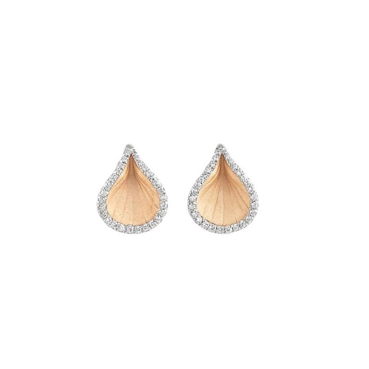 18krt gouden oorsieraden met diamant 0,19crt uit de Goccia collectie van het merk Annamaria Cammilli. De kleur van de oorsieraden is Orange Apricot, een originele legering voor exclusieve kleurcontrasten.

Referentienummer: GOR22261J