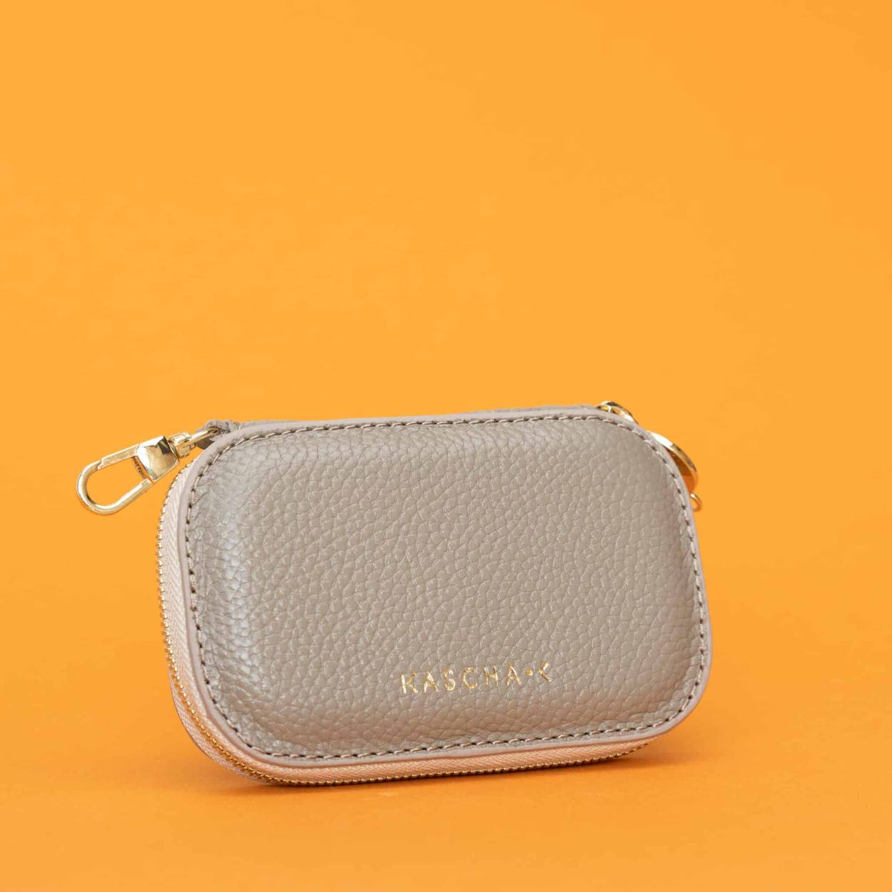 Nieuw in onze collectie is de Wallet Square 2.0, de ruimere versie van onze populaire Wallet Square. De Wallet Square 2.0 is iets dikker dan de gewone Square. Dat geeft je de mogelijkheid om behalve je geld en je pasjes net iets meer bij je te hebben: je lipgloss, je Airpods, noem maar op. Je kiest uit een aantal natuurlijke tinten maar er zijn ook uitbundige kleuren. Je combineert ze makkelijk met de andere items van Kascha-C, zoals de Phonebag, de Mitpointbag en natuurlijk onze cords en covers.
Hoogte 8,1 cm, lengte 12,7 cm, dikte 2,6 cm