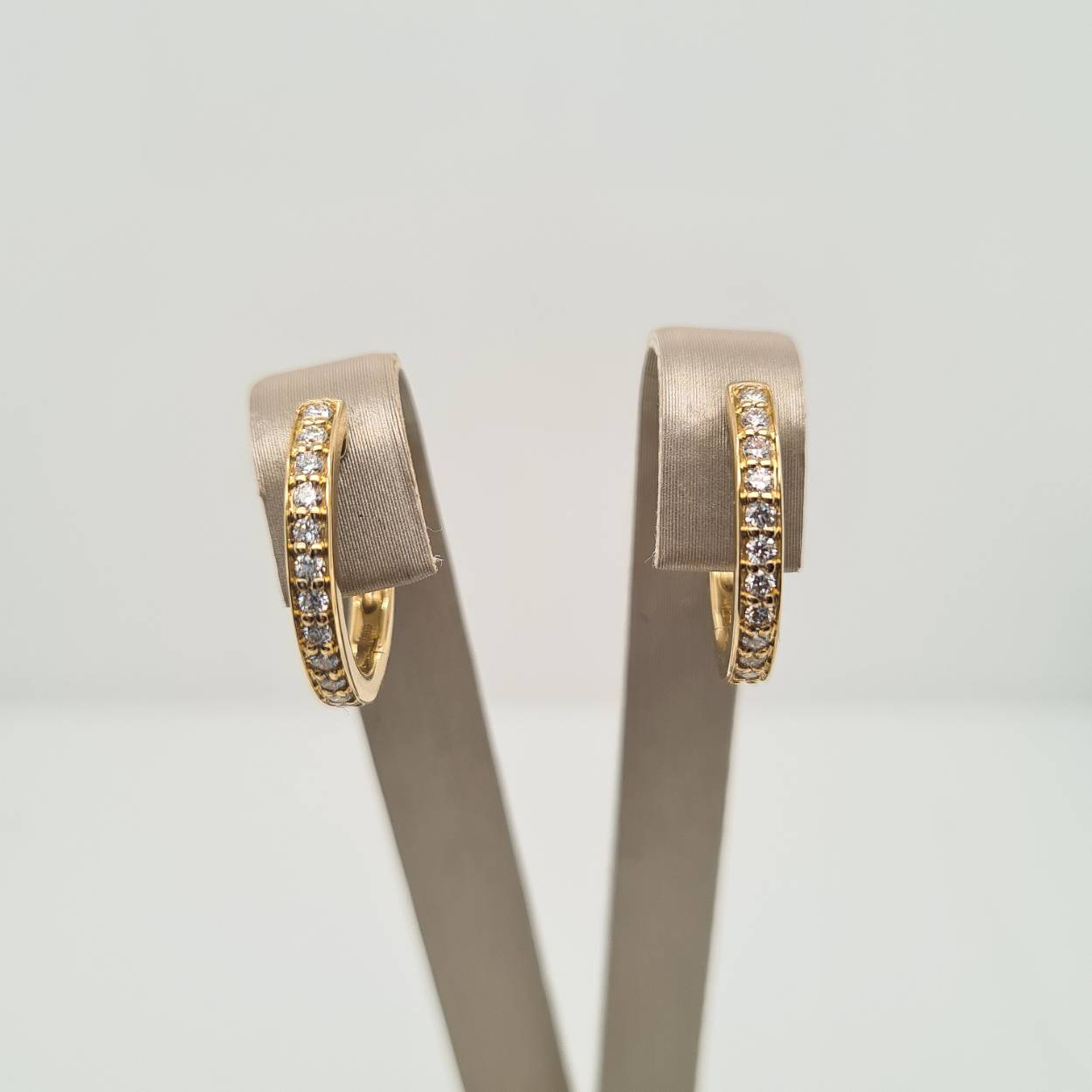 Prachtige 14 karaat gouden oorbellen met diamant, 0.29crt. 